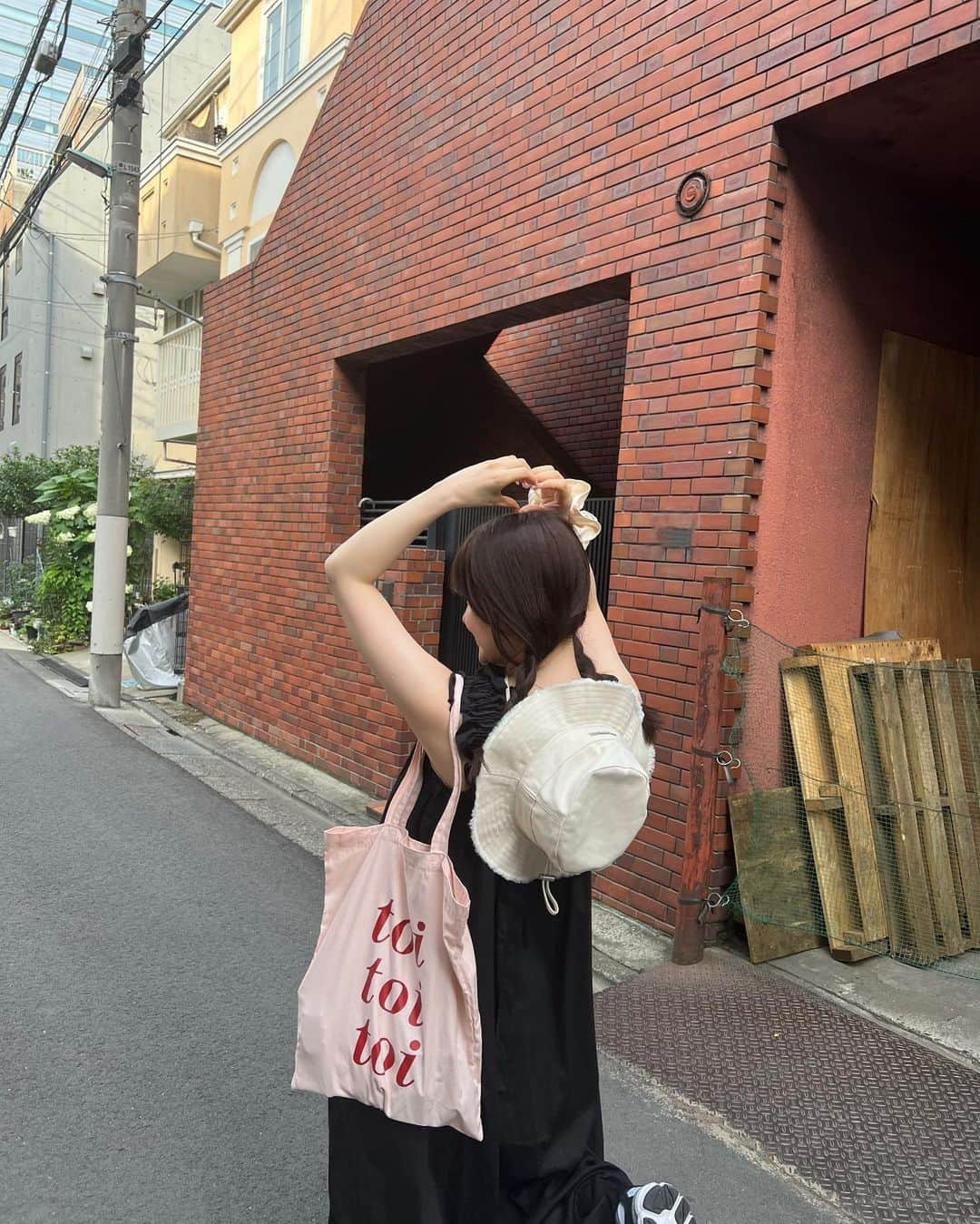 あきのインスタグラム：「@94uka 天才🖤  コットンタンクワンピース @rili.shopping で買えるよ🫢 じゃっくむすの帽子とも 合いすぎてフェス優勝コーデ なんちゃうかなぁ🫢🫢🫢  #rili_tokyo #春服#ワンピ #asics #スニーカー  #韓国ファッション #jacquemus」