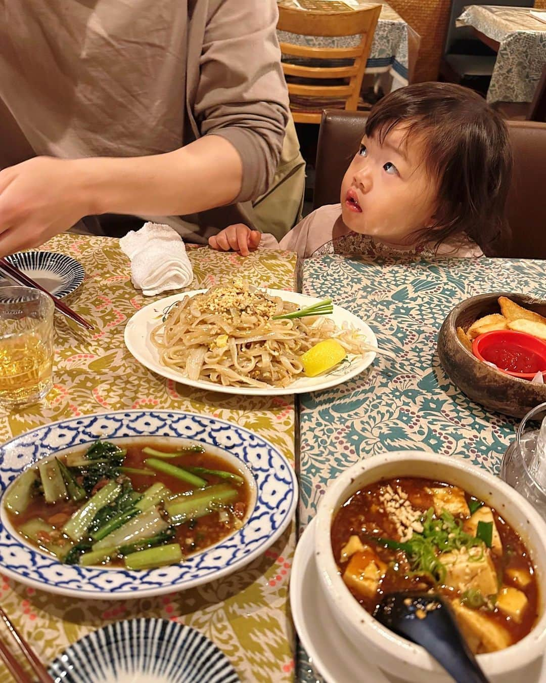 松原加奈恵のインスタグラム：「ファーイースト🫶🏻🫶🏻🫶🏻 思い出の地、大好きな味 7/2で一旦閉店で移転するんだってよ。  長年、天王寺ユーザーからすると 超有名店で、本当に大好き。 アジア飯が好きになったきっかけのお店。  親友と語りながら何度も食べたし 旦那さんとお付き合いを始めた日も食べた。 人生のいい時も、まぁまぁな時も食べてきた味☺️  絶対に頼むのはヤンニョムチキンとパッタイ。 あとはその日の気分に合わせて。 ラッシーも絶対。  この場所なくなるんやぁって なんともいえない気持ちになって 投稿に残しておこうと思いました。  移転してももちろん通うし むしろ前より近くなりそうで嬉し❤️  この日ファーイーストデビューした みやこでした🔥🔥  #大好きファーイースト #阿倍野ランチ#天王寺ランチ#アジア料理  #パッタイ」