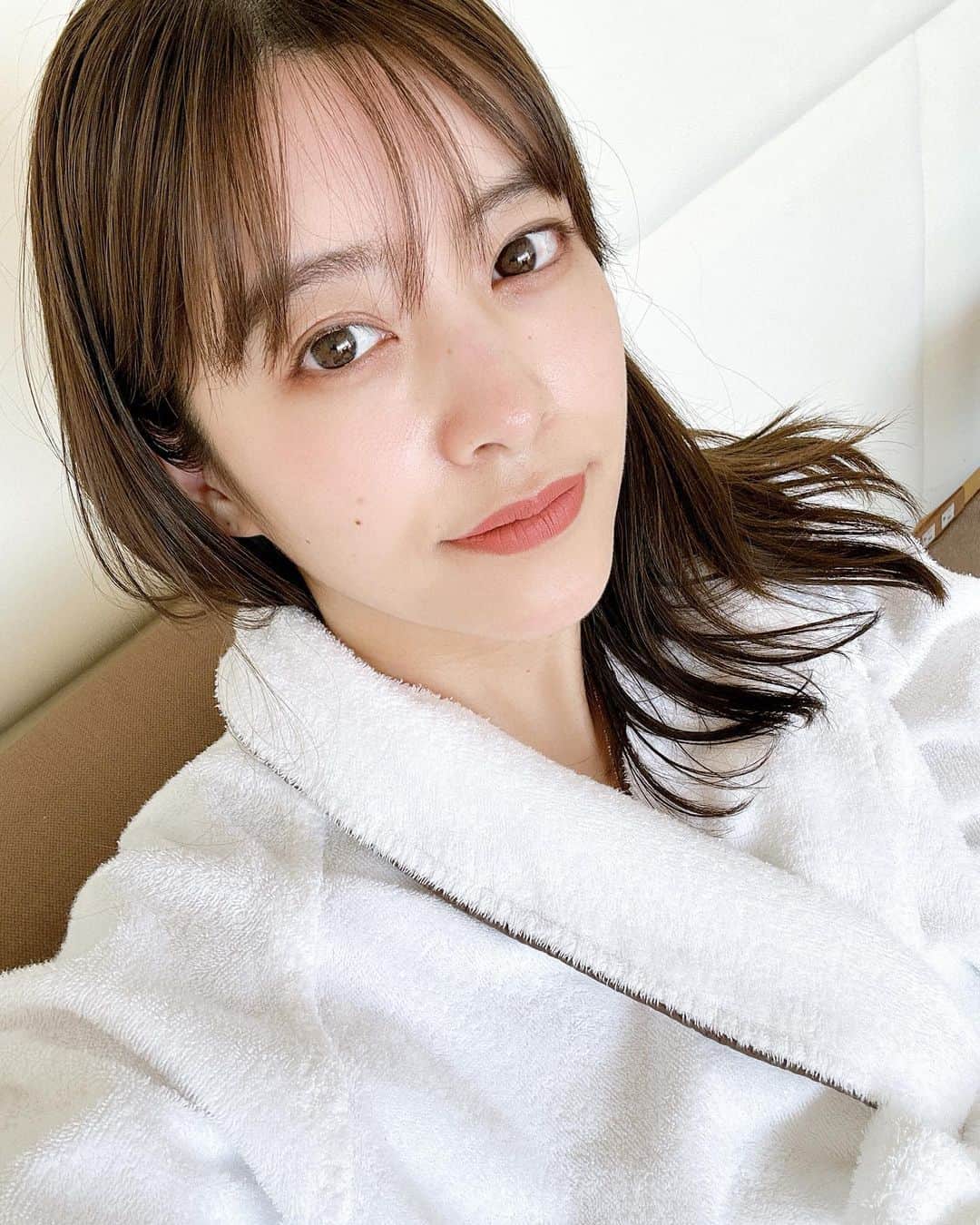 のインスタグラム：「先日の母の日💐 癒しを求めてお台場のヒルトンのスパに🤍  @anspa_tokyo   3種類の和がモチーフの香りから好きなものを選んでボディマッサージを受けて来ました🌿  海が見えるお部屋での施術は開放感もありリラックスできました✨  子供ができてからコロナもあり、なかなかこんな時間取れてなかったな〜と思いながら有難く過ごさせていただきました。  マッサージのあとはプールにも☀️ こちらも景色が良くてジャグジーやサウナもあって最高！ 一日中いられそう😂💕  保育園のお迎え時間までゆったり過ごせました🫶🏻 ありがとうございました✨  #ヒルトン東京お台場#ヒルトン#ホテルスパ#スパ#庵スパ#ホテルプール#サウナ#spa#hotelspa#Hilton#hiltonhotel#hiltontokyoodaiba」