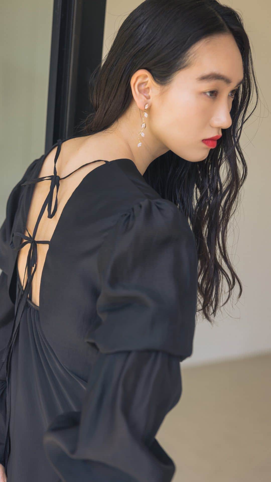 デュラスアンビエントのインスタグラム：「𝐀𝐌𝐁𝐈𝐄𝐍𝐓 × 𝐒𝐔𝐍𝐖𝐄𝐈  𝖲𝖯𝖤𝖢𝖨𝖠𝖫 𝖢𝖮𝖫𝖫𝖠𝖡𝖮𝖱𝖠𝖳𝖨𝖮𝖭   ————————————  6.5 MON RELEASE  ————————————  #キャンディスリーブボレロ×サテンマキシワンピース <Yellow, Navy, Black>  「着映える”大人レディ”な主役ワンピース」  ◾︎ POINT ・柔らかな光沢に、シアーな可愛げをオン。落ち感のいい素材が香り立つ耽美なシルエットで、大人レディを確立。  ・ボレロの後ろは華奢なリボンで愛らしく仕上げ、バックスタイルも抜かりなく。  ・控えめに広がるワンピースは女っぽいディテールを散りばめることで一枚でサラリと、飾らない美しさが際立ちます。  デイリーから離れ過ぎず、それでいてドレッシーな雰囲気が、ハイセンスな大人の女性に相応しい一着。  ＿＿＿＿＿＿＿＿＿＿＿ ✔︎ @ambient_styling #AMBIENT #ambient_official #ambientstyle #アンビエント」