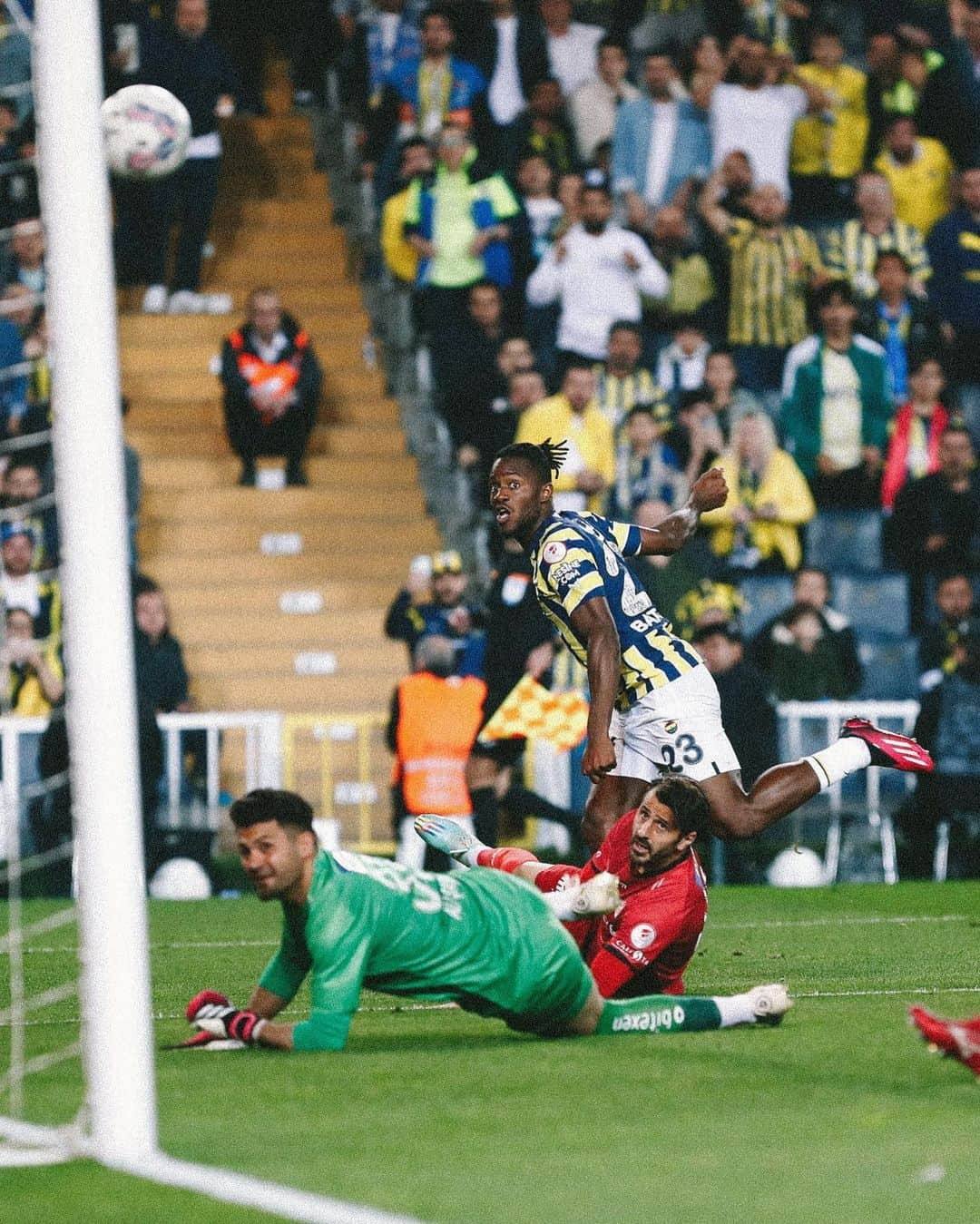 ミシー・バチュアイさんのインスタグラム写真 - (ミシー・バチュアイInstagram)「Final bound 🦇」5月25日 6時00分 - mbatshuayi