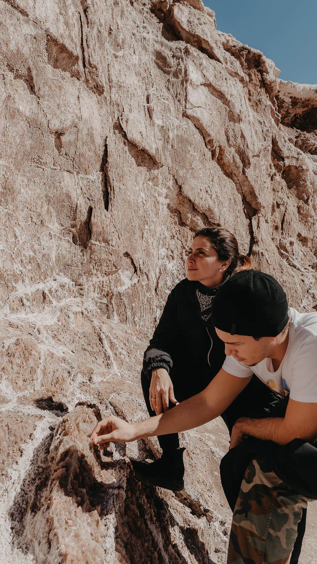 Giovanna Antonelliのインスタグラム：「Viajar pelo desconhecido, explorar, novas culturas, novas possibilidades de vida, seja nômade, viajante, n importa. Vc explora o mundo exterior e vai descobrindo seu interior.   Uma agência virtual com experiências reais. #exploreodeserto  #brasileirosnoatacama @brasileirosnoatacama」