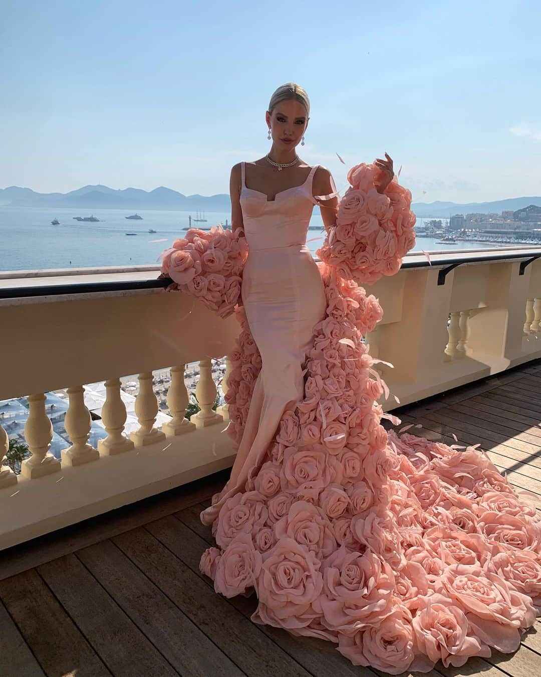 レオニー・ハンネさんのインスタグラム写真 - (レオニー・ハンネInstagram)「My couture dream 🫶🏻 #cannes #cannesfilmfestival #cannes2023」5月25日 4時38分 - leoniehanne