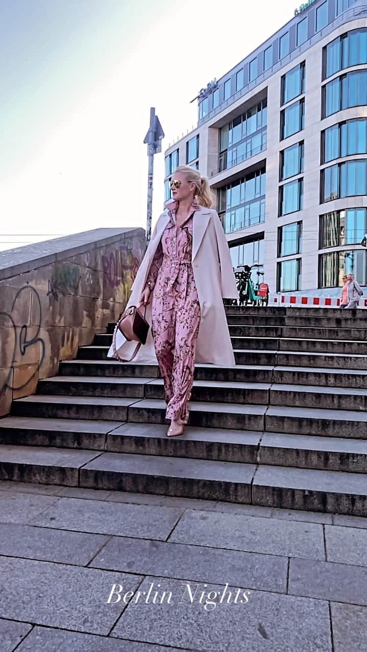 フランツィスカ・クヌッペのインスタグラム：「Berlin Nights  @andy_pictures #birthdaybash  #whatiwear @boscana_official #jumpsuit  @grill_royal #berlin」