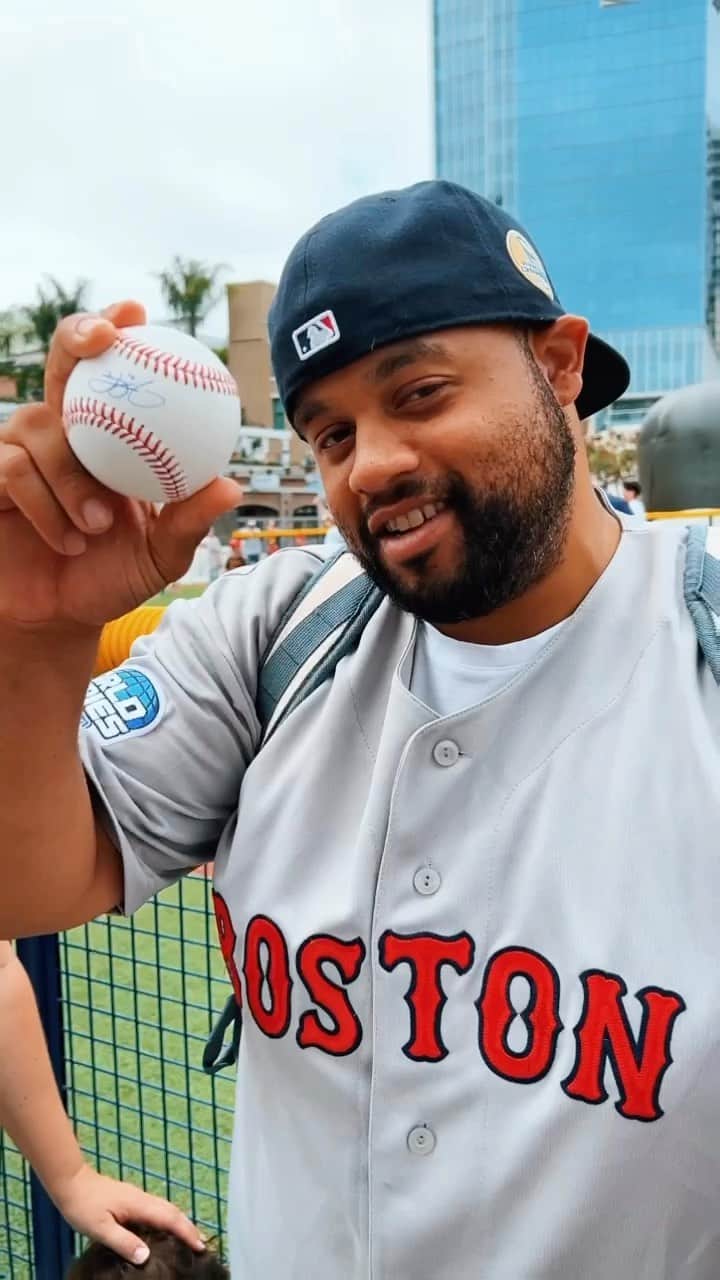 ジャスティン・ターナーのインスタグラム：「A lil #Fanlove from San Diego ❤️💙  #RedSoxNation #Boston  🎥 @andobolo @vaynerbaseball」