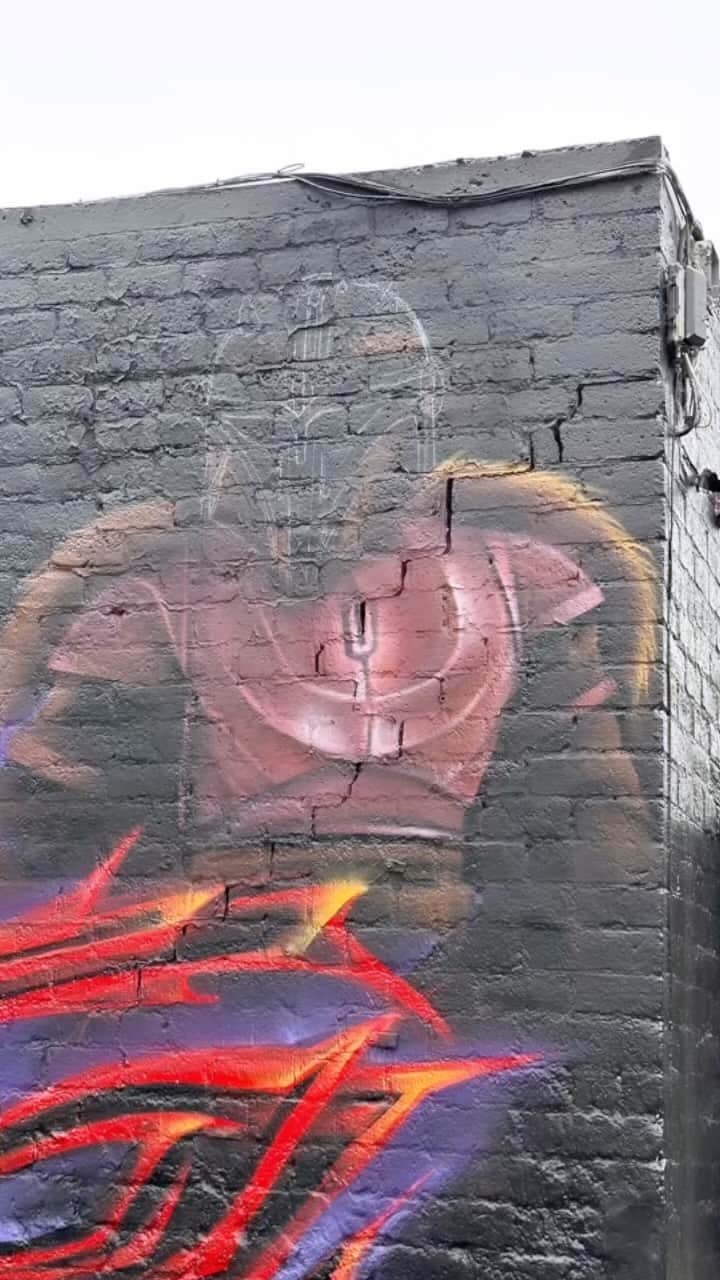 のインスタグラム：「For this week’s #thisisthewaywednesday, I want to highlight an artist who is using his love of Star Wars to beautify a stretch of walls known as The Alleyway in LA’s Melrose Arts District.  Robert and the CBS artists are unveiling their latest graffiti art this Saturday from 12-3 and want to welcome all fans, cosplayers and the otherwise curious.  There will be a taco truck and a ton of Star Wars love!  Robert, aka @dytch66, has been creating street art as long as he can remember, and the latest installation has been an effort to clean up the area after extensive damage done during the pandemic.  Special thanks to @ronan_la for providing the space!  Please drop a line in the comments below about other folks doing good in your community!  #thisistheway #communityoutreach #starwars #themandalorian #thearmorer #graffiti #graffitiart #streetart #melroseartsdistrict #cbscrew」