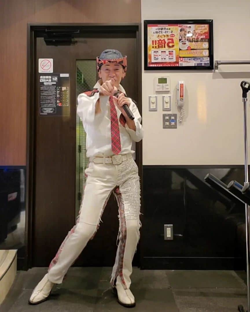 のインスタグラム：「毎日のストーリーズ「本日の１曲」なんですが。  およそ、２ヶ月ぶりに。 『本日の「動く」１曲』 を、日々更新中です。 (これは、スクショを10枚載せてみました)  しかし、動く１曲と言いましても。 衣服を変えただけで、踊る曲名、内容は、ピンクレディーさんを中心にほぼ同じよ。  でもね、私のクネクネダンス不気味んぐ効果(？)なのか。 約3700フォロワーさんの内、1500人前後、沢山の方が、気付いて御覧下さり。  爆笑スタンプか、パチパチスタンプを押して下さるのです。  ありがとうございます。  更に言いますと、衣服を変えれば「同じ曲」でも、何周だろうが出来る事も発見。  『あと少しで踊れるわ』的な曲が。 沢山ありますので、今後、体(血や肉)に叩き込みつつ披露し、ご覧の皆さんの、ちょいとしたストレス解消になればな。  そんな私です。  深夜、１人で向かう、JOYSOUNDさんなんですが。 従業員さん達も苦笑いしつつ優しく迎えてくれるのよ。 (大変お世話になります)  次の「本日の動く１曲」は、２ヶ月後位にネ。  #山咲トオル #toruyamazaki」