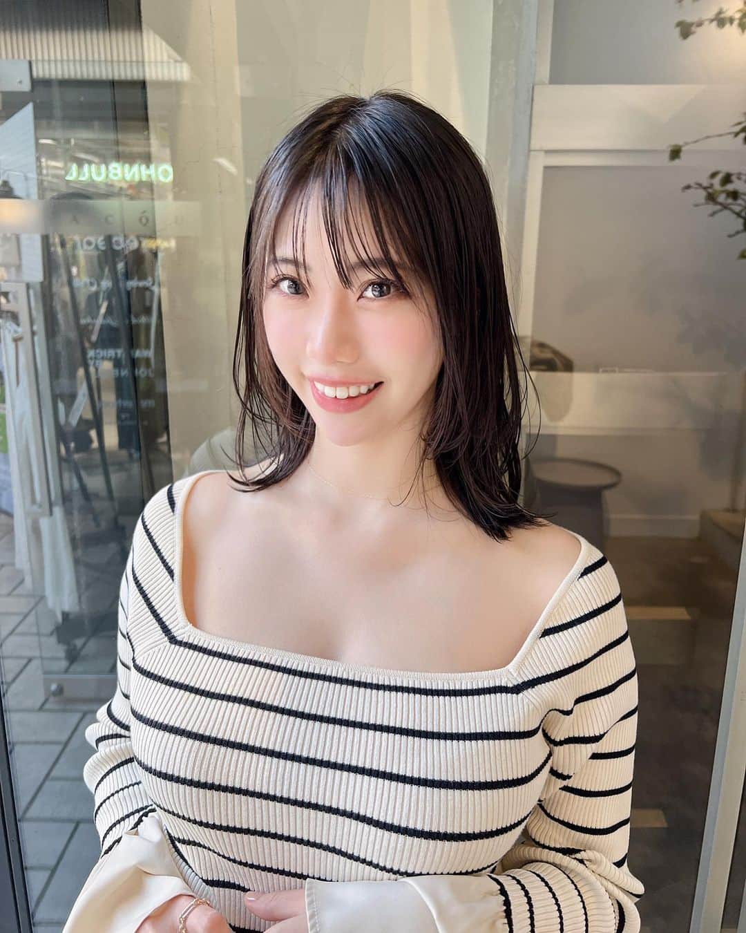 鈴木ふみ奈のインスタグラム：「少し前だけど美容室acquaの古本さんにカット＆トリートメントをして頂きました💇🏻‍♀️  切る前は長さ中途半端...😵‍💫 って思ってたけど、カット次第でこんなにおしゃれになるのね✨  ありがとうございました♡」