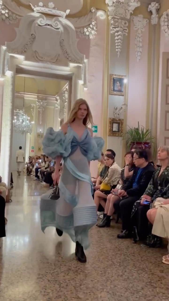 のインスタグラム：「@NicolasGhesquiere presented his resort 2024 collection for @LouisVuitton on the island of Isola Bella on Lake Maggiore in Italy. Models made their way down the runway in luxurious gowns and scuba-inspired pieces reminiscent of Ghesquiere’s resort show at Rio’s Niteroi Museum. Head to the link in bio to see every look.」