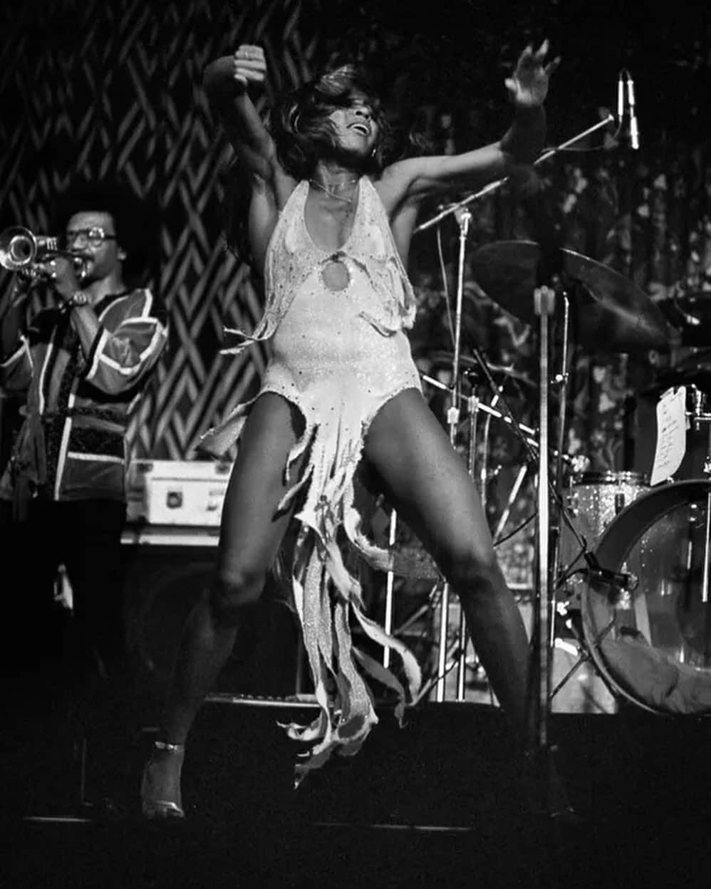 アンバー・ヴァレッタのインスタグラム：「TINA… iconic, powerful, strong, sexy, smart, a head of your time, beautiful, soulful, one of greatest ever in music. Thank you for your talent and impactful heart on the world. #riptinaturner 🕊️」