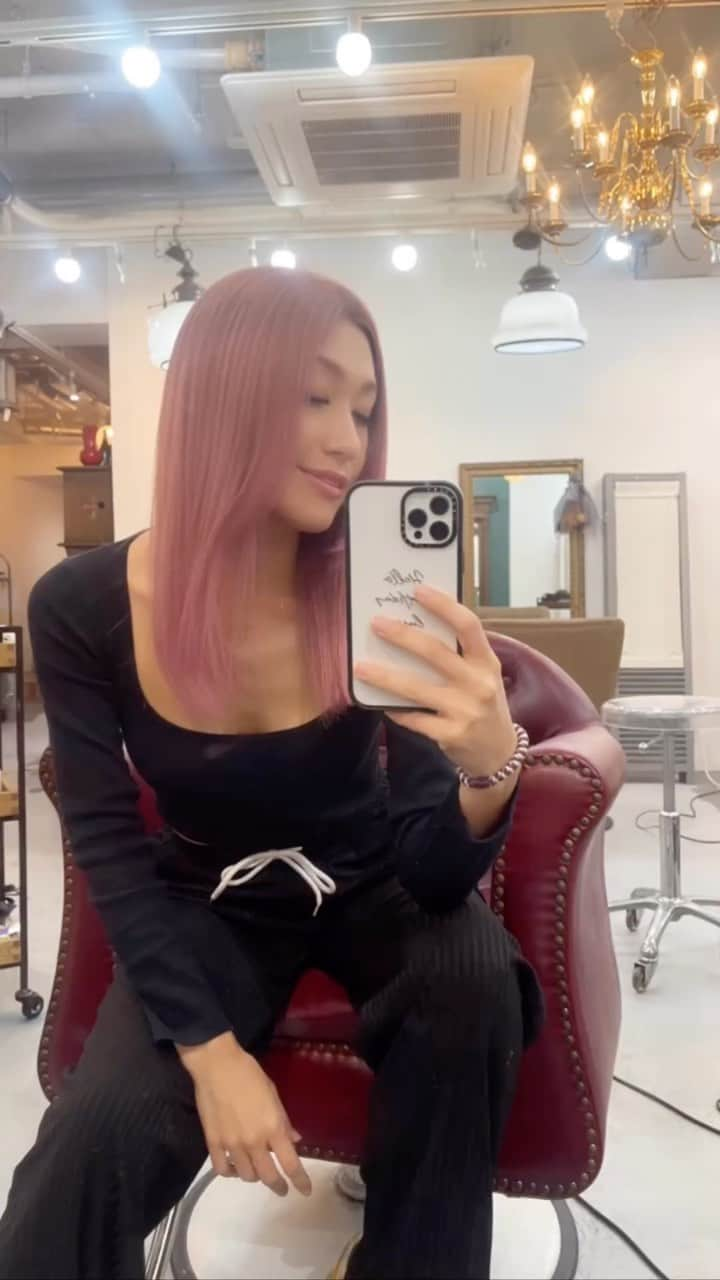 片桐舞子のインスタグラム：「Coral Pink Hair🦩  1ブリーチでここまでキレイにカラー調整してくれるとこ、さすが👏 オレンジみのあるピンク、バキっとしすぎず、柔らかすぎずの色具合🫶🏼  Stylist @tomoya.makeup   結局、明るくしたくなっちゃった😂  5/28(日) BIRTHDAY LIVE “57531” at 青山Rizm  皆様に気分爆上がりなNew Hairで逢えることを楽しみにしてます💋 チケット発売中、昔の曲もたくさん歌うので是非来てね😘  #mays#舞こりん#こりんヘアー#ヘアカラーピンク #ピンクカラー #コーラルピンク#コーラルピンクヘアー#ピンクヘアカラー」