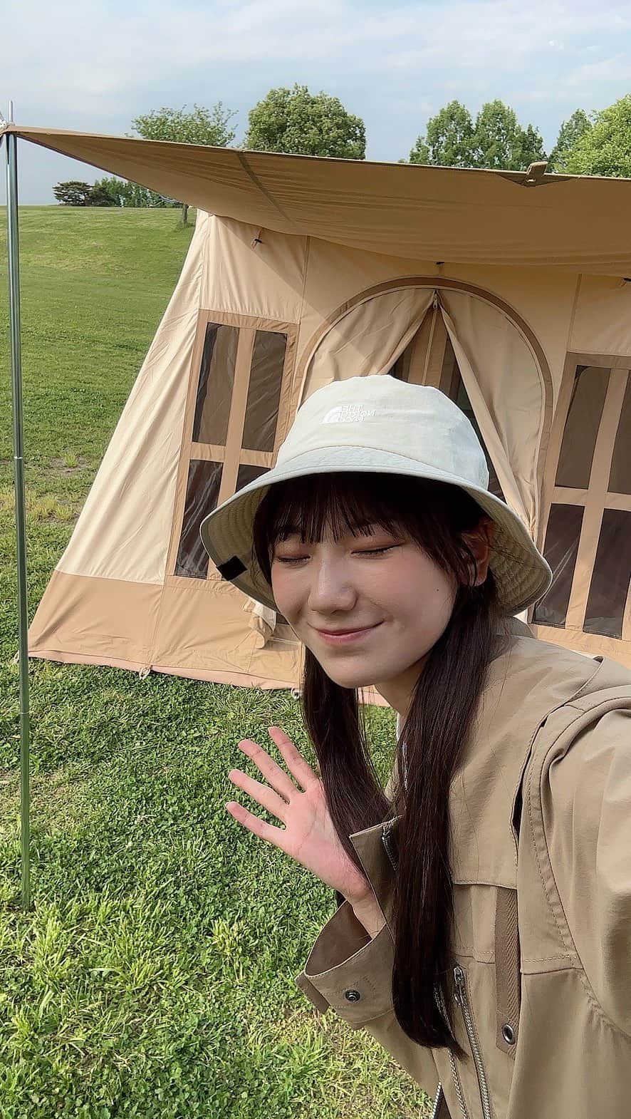 のインスタグラム：「♡‬  先日キャンプへ行ったときの動画をお届け🏕  今回は新しく買ったテントを張るチャレンジ✊🏻💫  この日にキャンプに行くと決まって 急遽新しくテントを買ったので グランドシートはブルーシートで代用しました！  初めてだったので難しかったけれど やり方を学んだので次は上手く張れそう…！  それにしてもこのテント 本っ当に可愛すぎる…🥺 . .  #新潟 #新潟キャンプ #キャンプ #アウトドア #キャンプ女子 #アウトドア女子 #キャンパーアイドル #テント」