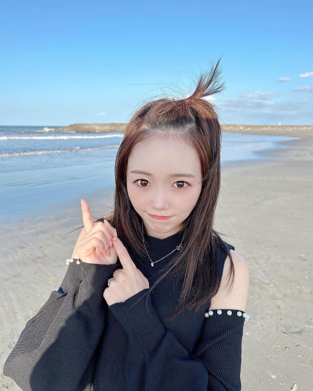 小日向夏実のインスタグラム：「🐶☀️  弟のお誕生日だったから家族でお祝いしに行った日！！ ふーさんと海でたくさん走った🥳🫶  肌も眉毛もいい感じだったからでこみんにしたんだけど風に吹かれてちょんまげになってるw  #海 #犬 #愛犬 #愛犬との暮らし #お誕生日 #美容 #美肌 #スキンケア #美容好き #たまご肌 #眉毛 #japantravel #japanesegirl #followｍe #いいね歓迎」