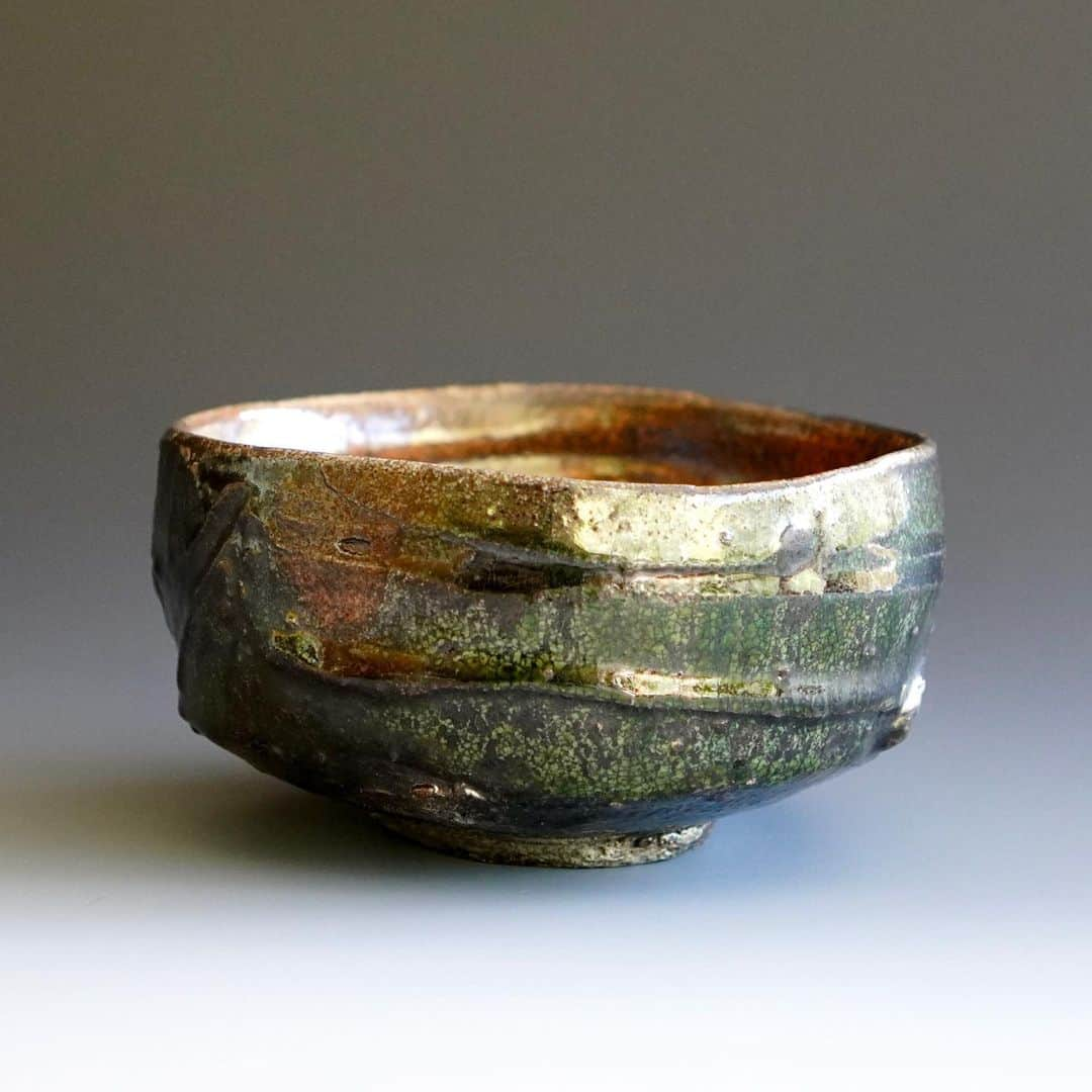 佐竹晃さんのインスタグラム写真 - (佐竹晃Instagram)「Two wood fired oribe chawan. 茶碗 薪窯 織部釉　www.akirasatake.com #akirasatake  #tea #teatime #chanoyu #teaceremony #akirasatakeceramics #clay #yunomi #shinoglaze #woodfiredpottery #asheville  #茶碗 #ちゃわん #chawan #gallerymugen  #茶 #陶芸 #陶芸家」5月24日 20時58分 - akirasatake