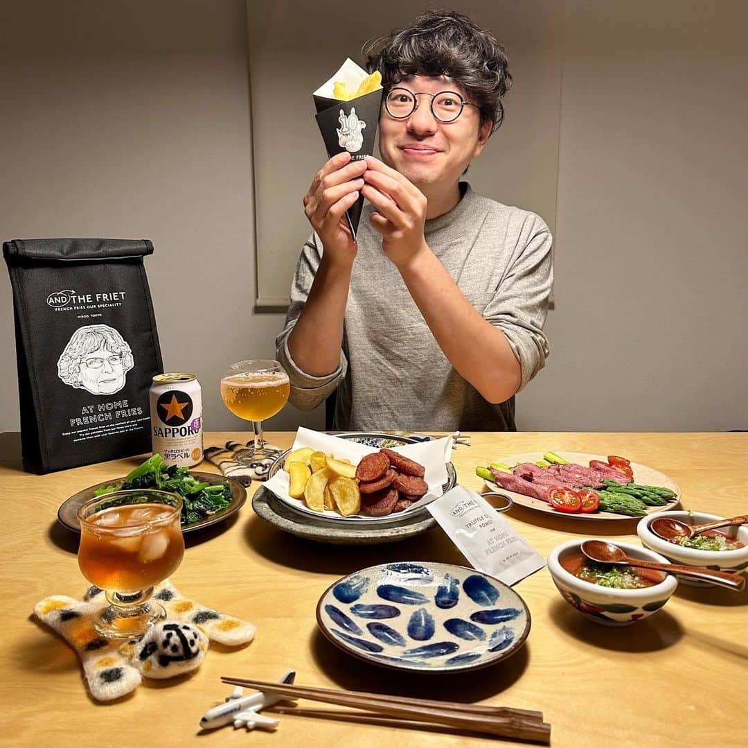 みわこさんのインスタグラム写真 - (みわこInstagram)「＊ きょうも1日おつかれさま☻  ・AT HOME FRENCH FRIES（3種類） ・アスパラのローストビーフ巻き ・試作のトマトスープ ・ほうれん草のバターソテー  東京のお土産どうぞって持ってきてもらったら、 いつも「わーい、これ好きなやつ〜！」ってなる @andthefriet さんから出た新商品 ‘’AT HOME FRENCH FRIES‘’ （冷凍フレンチフライキット）を 今回お試しさせてもらいました☺️🤓🍟✨♡  冷凍のまま油に入れて2度揚げするだけで、 広尾店・名古屋店でしか食べられない アンドザフリットの揚げたてフレンチフライが おうちにいながら楽しめるという商品です！  かりほくっ！の揚げたてポテトに、 燻製塩やケチャップやマスタードでまずは お芋そのものの味を楽しんで、それからついてきた トリュフチーズのパウダーをかけたりして 美味しいポテトフライを存分に楽しみましたが、 今回はまだセットの1/2の量しか揚げてないから もう1回ポテトパーティできるのうれしいな♡  何より、品種もカットの仕方も違う3種類を 同時に食べ比べできるのってなんだか超贅沢✨ ノーザンルビーってポテサラにしがちだけど、 フライドポテトにしても美味しいんだなぁ〜 新しい発見！って思ってたら、めがねくんも 「また紫のお芋見つけたら買って揚げようね」と ふたりして同じこと考えてた☺️🤓♡ よかったらお取り寄せしてみてくださいね！  #andthefriet #アンドザフリット #ATHOMEFRENCHFRIES #冷凍フレンチフライ #通販 #お取り寄せ #🍟 #🥔 #ポテト」5月24日 20時58分 - meganeandmiwa