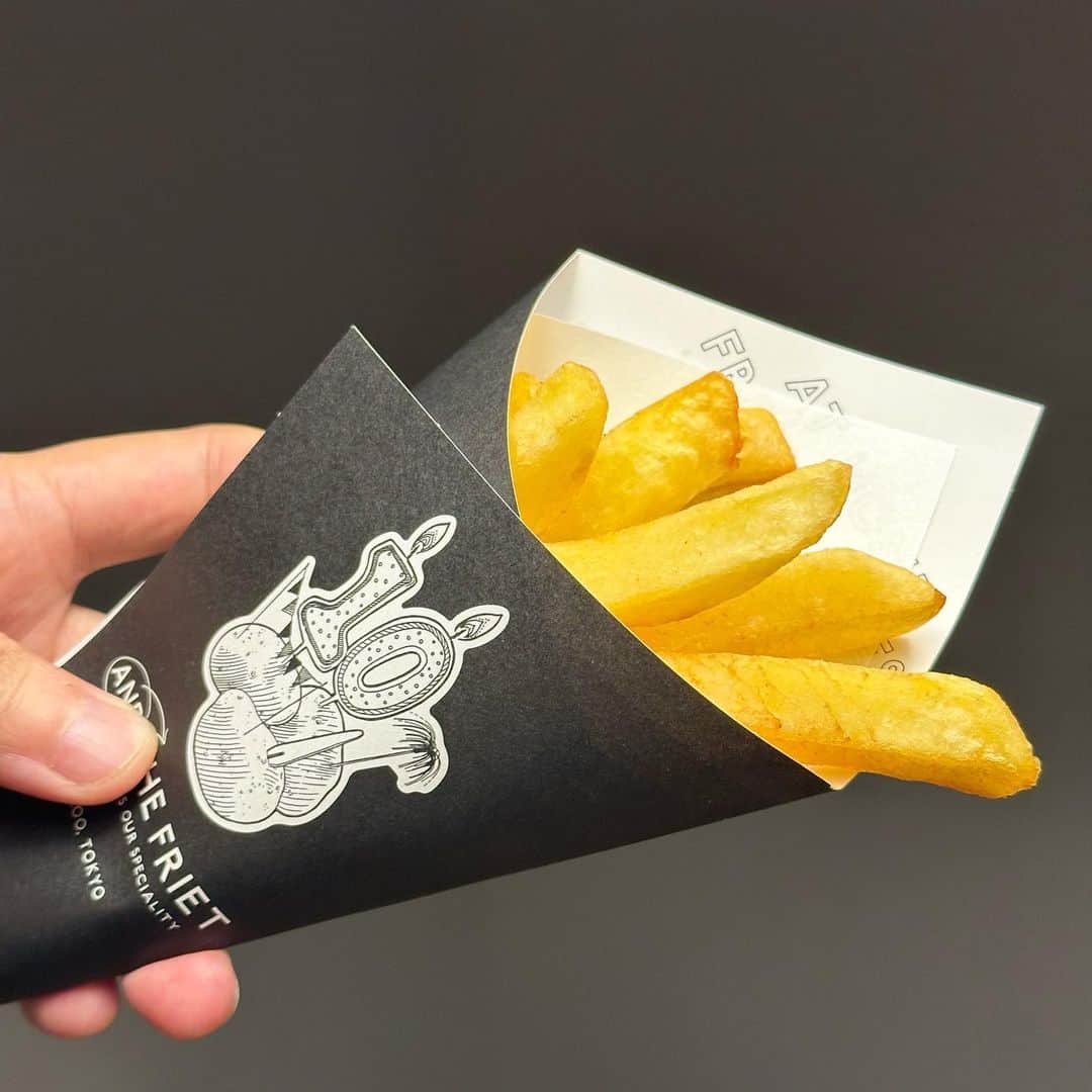 みわこさんのインスタグラム写真 - (みわこInstagram)「＊ きょうも1日おつかれさま☻  ・AT HOME FRENCH FRIES（3種類） ・アスパラのローストビーフ巻き ・試作のトマトスープ ・ほうれん草のバターソテー  東京のお土産どうぞって持ってきてもらったら、 いつも「わーい、これ好きなやつ〜！」ってなる @andthefriet さんから出た新商品 ‘’AT HOME FRENCH FRIES‘’ （冷凍フレンチフライキット）を 今回お試しさせてもらいました☺️🤓🍟✨♡  冷凍のまま油に入れて2度揚げするだけで、 広尾店・名古屋店でしか食べられない アンドザフリットの揚げたてフレンチフライが おうちにいながら楽しめるという商品です！  かりほくっ！の揚げたてポテトに、 燻製塩やケチャップやマスタードでまずは お芋そのものの味を楽しんで、それからついてきた トリュフチーズのパウダーをかけたりして 美味しいポテトフライを存分に楽しみましたが、 今回はまだセットの1/2の量しか揚げてないから もう1回ポテトパーティできるのうれしいな♡  何より、品種もカットの仕方も違う3種類を 同時に食べ比べできるのってなんだか超贅沢✨ ノーザンルビーってポテサラにしがちだけど、 フライドポテトにしても美味しいんだなぁ〜 新しい発見！って思ってたら、めがねくんも 「また紫のお芋見つけたら買って揚げようね」と ふたりして同じこと考えてた☺️🤓♡ よかったらお取り寄せしてみてくださいね！  #andthefriet #アンドザフリット #ATHOMEFRENCHFRIES #冷凍フレンチフライ #通販 #お取り寄せ #🍟 #🥔 #ポテト」5月24日 20時58分 - meganeandmiwa