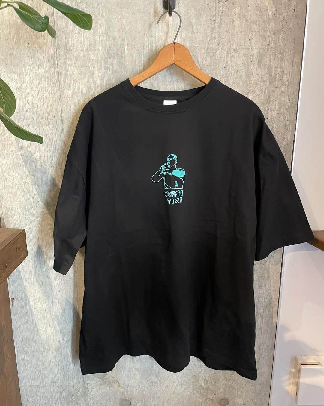 小林拓一郎のインスタグラム：「このデザイン、色んなところから評判が良くて。  「COFFEE TIME」Tシャツ、ポートランドのPDX（空港）カラーで復活です。  かなり数量限定なので、お早めに❕」