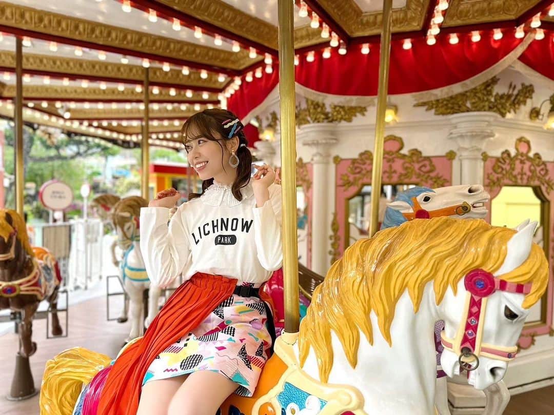 伊達さゆりのインスタグラム：「♪  Febriさんでの連載 「手さぐりの旅」🎒  今回で第8回になります！🐝  YOASOBIさんの「アドベンチャー」 の楽曲をテーマに、色々なことをお話しさせていただきました...！  楽曲がどのようにして出来たか、 作られた背景を知ってより大切なことに気づくことができました🏰  そして花やしきに行ってお写真を撮ってもらいました！🎠 花やしき、実は初めましてでした！ お衣装も髪型もメイクも カラフルでポップな感じに仕上げていただきました...！💐 テーマパークっぽく！🫶🏻  今日までで前編、中編が 公開されておりまして 明日は後編が公開されます🙌🏻📚  是非ご覧くださいねー！  #YOASOBI さん #アドベンチャー #花やしき #手さぐりの旅」