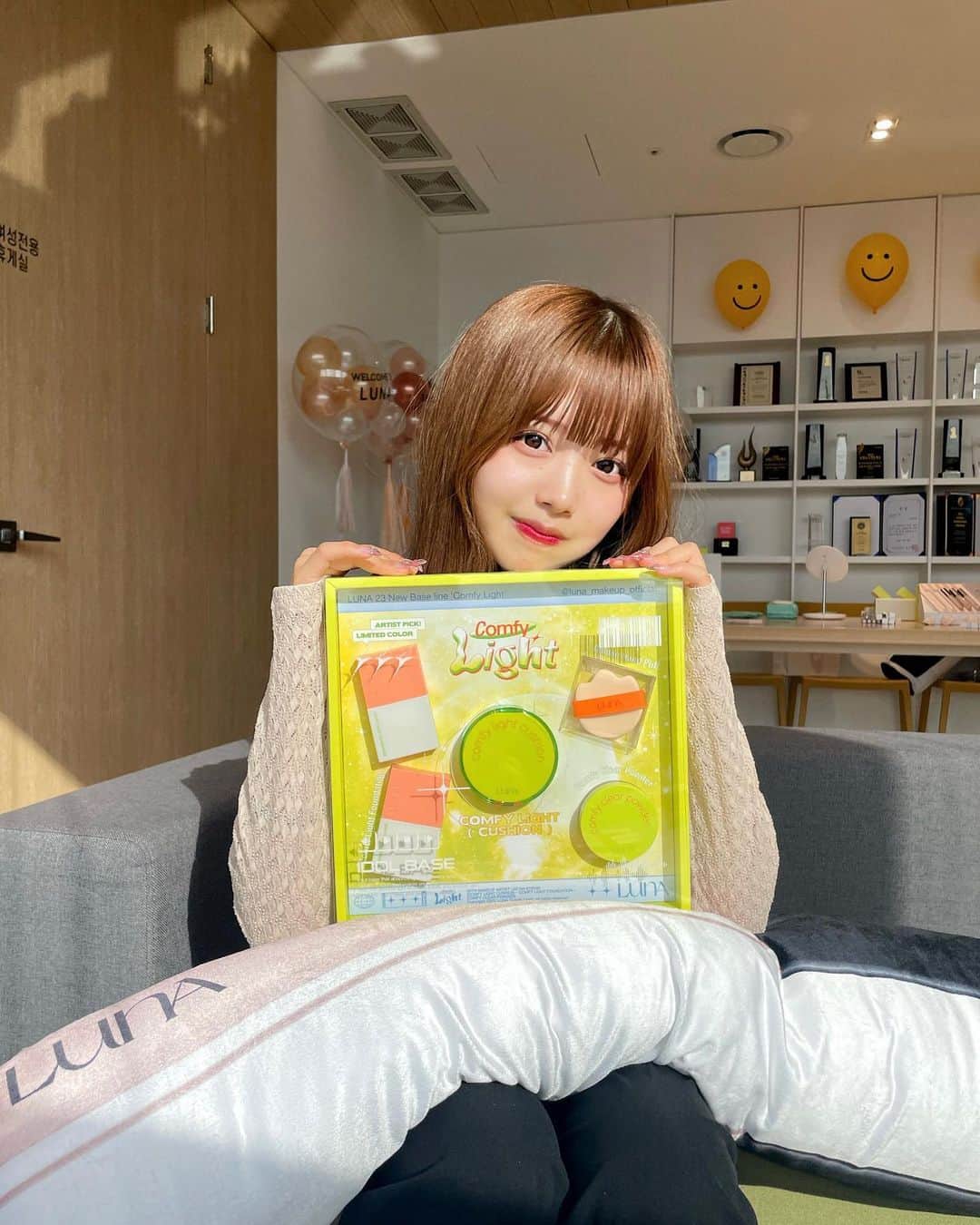 Kirariのインスタグラム：「韓国にある、LUNAの本社に訪問してきました🇰🇷  大きな写真にバルーン、元々よく使っているLUNAのコンシーラーの大きなクッションも頂いて夢のような空間でした🫧🫧  ロングラスティングチップコンシーラーは たくさんカラーがあるので自分にあった色が選べます🎨  韓国のオリーブヤングでずっと1位のコンシーラーなので 伸びが良くてよれにくいのでオススメです !  コンフィーライトクッションは艶肌で透明感がだせます🪄  クッションの形も可愛すぎるので是非チェックしてみてね🦖  #PR #Luna #ルナ」