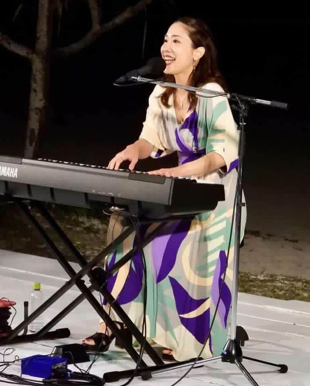 のインスタグラム：「♬*°  GWに開催された オクマプライベートビーチ＆リゾートさんでのLIVEの記事が 本日の琉球新報に掲載されています☺️🙏🏻 @ryukyushimpo.official  @okumaprivatebeachandresort   せっかくなので 取材を＆撮影を担当してくださった 新城高仁さんからいただいた写真をこちらにも📸✨️  LIVEに来てくれた方のコメントに じーーーーーんときてます🥺❤️  ほんとに楽しいひと時でした 素敵な出会いに感謝♡  ステージのすぐ横には 昨年のツアーグッズのデザインを担当してくださった Yukakoさん( @fingerpainteryukako )の 壁画もあったよ😍😍  #しおりのおと」
