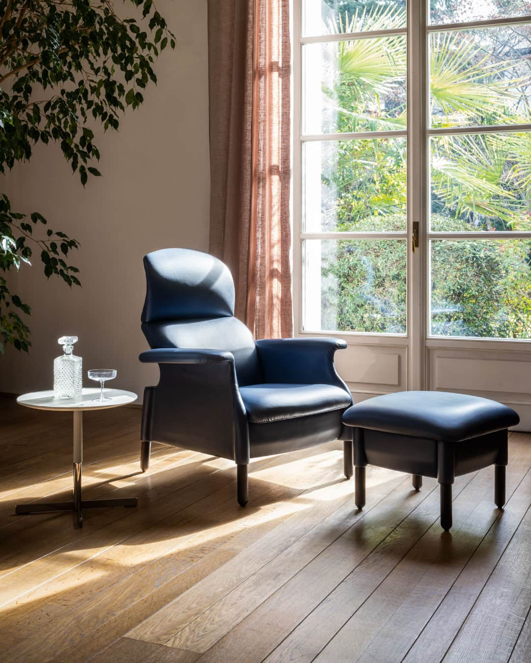 Poltrona Frauさんのインスタグラム写真 - (Poltrona FrauInstagram)「The perfect match for a reading nook, the Sanluca armchair + ottoman provides both comfort and style. By removing all non-essential padding, designers Achille and Pier Giacomo Castiglioni created a forward looking, all-encompassing armchair that stands the test of time.  #PoltronaFrau #AchilleCastiglioni #PierGiacomoCastiglioni」5月24日 21時00分 - poltronafrauofficial