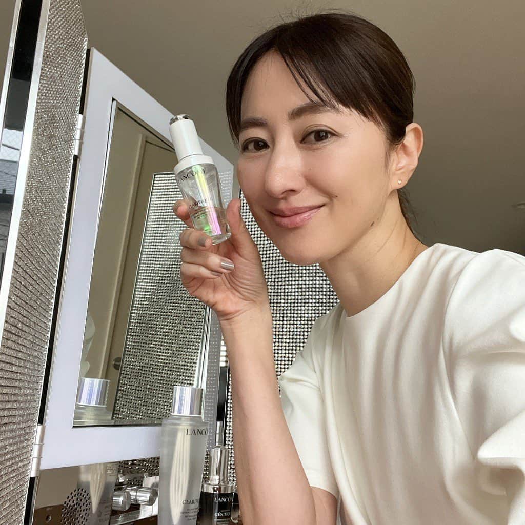 前田ゆかのインスタグラム：「最近使い始めたのが、最新の美白美容液で本来のシミ対策にとどまらず肌の総合力が上がる攻めと守りの最新・美容液 『クラリフィックブライトニング セラム』  韓国のウォーターピーリング発想で古い角質をオフして肌をトーンアップメラニン生成を抑制、シミやソバカスを防ぎ潤いを与えて守る6つの医薬部外品認定。  シミ対策にとどまらず肌の総合力が上がる攻めと守りで敏感肌の方にも使えるブライトニング美容液。 日本開発フォーミュラーでスーッと肌になじむベタつかない高温多湿な夏にもみずみずしいのが嬉しい。  そして、肌の今と未来がわかる ランコムスキンスクリーン(肌測定)体験へ  肌のコンディションを測定する高精細カメラで顔全体を撮影、撮影は2〜3分。 表面化する前の肌トラブルまで数値と画像でわかりやすく説明してくださります。  知ってるようで気づかなかった肌の奥の隠れシミがしっかり潜んでました(汗) 今は表面に見えなくてもシミに吃驚、このように見るとリアルですよねーー わかりやすくて今必要なケアが明確になり説得力がありました。  肌の測定は定期的に受けたい！ お手入れのモチベーションも上がるし未来の自分のために。  全国の百貨店でスキンスクリーンは無料で実施中です。  @lancomeofficial   #ランコム#クラリフィックブライトニングセラム#ランコムGIFT」