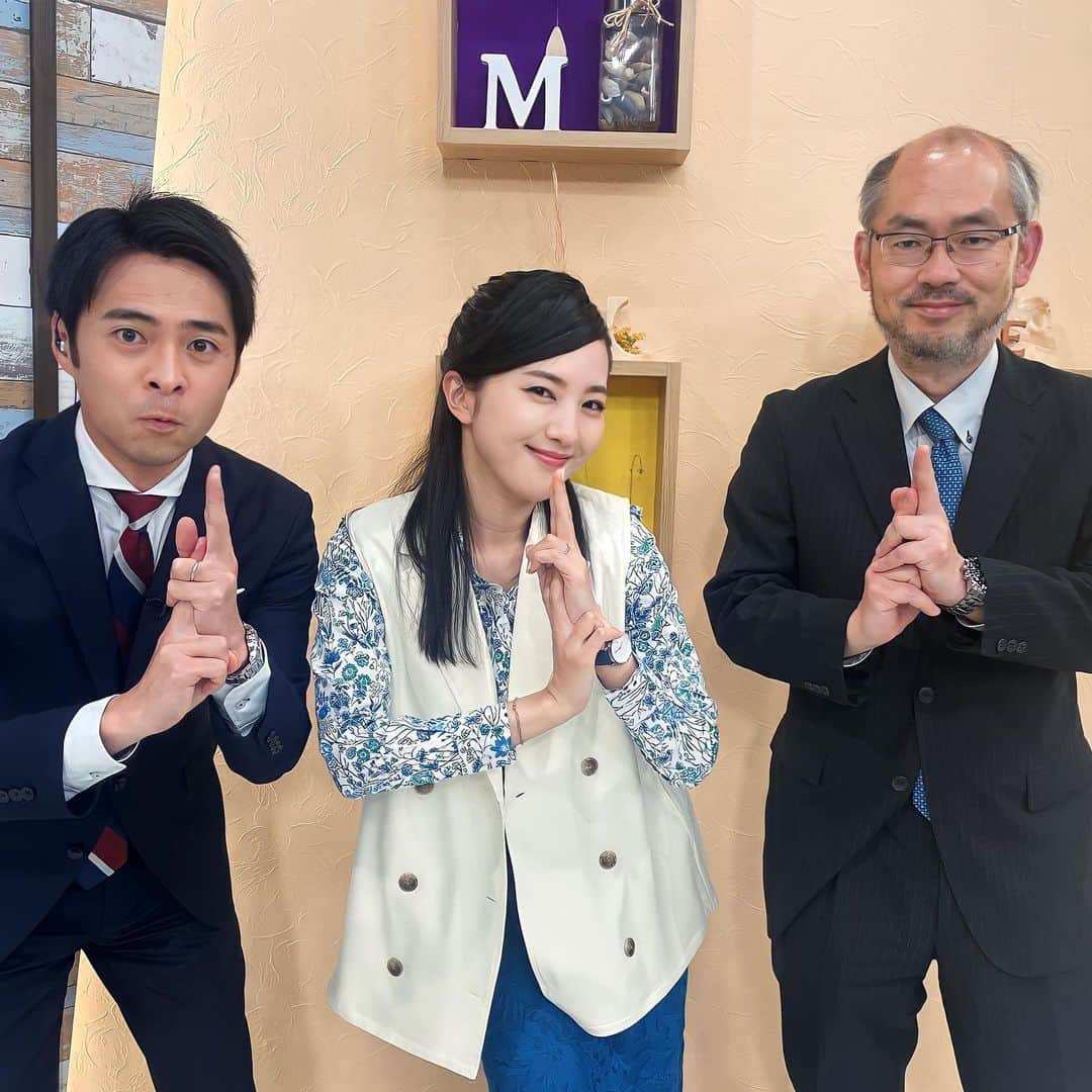 浜口順子さんのインスタグラム写真 - (浜口順子Instagram)「この４月から #三重テレビ　#Mieライブ スタジオコメンテーターとして、 レギュラーで出させていただくことになり…観てくださった方からたくさん反響をいただいております🙏 三重に移住して真っ先に観たテレビ番組は、このMieライブでした。 毎日観ています。三重の今が知れるし、 すごく参考になっています✨ そして、もともとニュース番組が大好きでして、ニュースを扱う番組に出ることが夢でした💐 そして、三重でロケがしたい！という夢もありました。 スタジオに加えて　 #はまじゅんのみえトモ　という コーナーまでいただき、 念願の三重ロケに出ることができました😭👏 なので、ラジオに続き、 またしても夢が叶ったわけです。 ２つ✨ 本当に嬉しく思います。 番組に呼んでいただき、 ありがとうございます！ …ということで、これからも よろしくお願いします。 三重テレビさんは三重だけでなく、お住まいの地域によっては三重県外でも観られます✨ 次の出演の告知をお楽しみに💗 … … 写真は、先月。初登場のスタジオです。 ご一緒した中久木アナウンサーと、 歴史学者で三重大学教授の山田先生と記念撮影🥷 この日は山田先生に忍者についておもしろいことをたくさん教えていただきました✨ 中久木アナウンサーはお会いするといつも褒めてくださってパワフルで、 元気をいただきます♪  #三重 #mie #みえ #はまじゅん三重移住生活」5月24日 21時00分 - hamaguchijunko