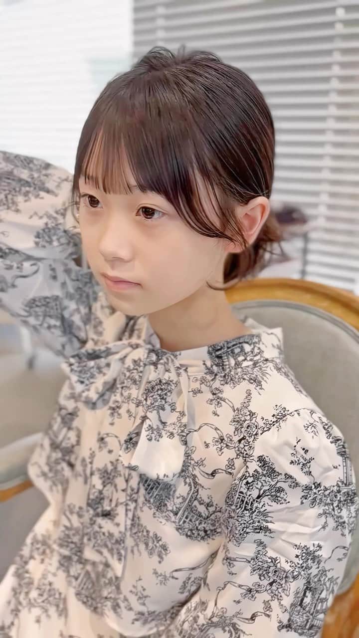 前田渉のインスタグラム：「✂︎   10歳になった美少女さんの 動く、劇的‼︎Before→After→Arrange👧🏻👏🏻   Cut:バッサリ切ってちょい長めのボブで、前髪はシースルーぱっつんに✂︎ Styling:26mmのコテでさくらんぼ巻きの表面ぼかしにし、顔周りはリバース巻きに😊cache cacheoilを付けてスタイリングしました🪄💫✨ Arrange:結んでも、耳にかけても可愛い顔周りのおくれ毛も作りました🩵 いつも任せてくれてありがとう😊😊     この髪型の完成系素敵写真はこちらに💁🏼‍♂️ @cachetaro   model:10歳の美少女さん🩵 #わたるマジック  #cachecacheomotesando #hairstyle #haircolor #haircut #tiktok #js  #美容師 #ボブの巻き方 #さくらんぼ巻き #美少女 #黒髪 #可愛い #シースルーバング #来栖りん #ボブアレンジ #シースルーぱっつん #わたボブ #ぱっつん #美人 #ロブ #おくれ毛 #前髪カット #アレンジ #ヘアアレンジ #似合わせカット #ボブ #カット動画 #美女 #アレンジ動画」