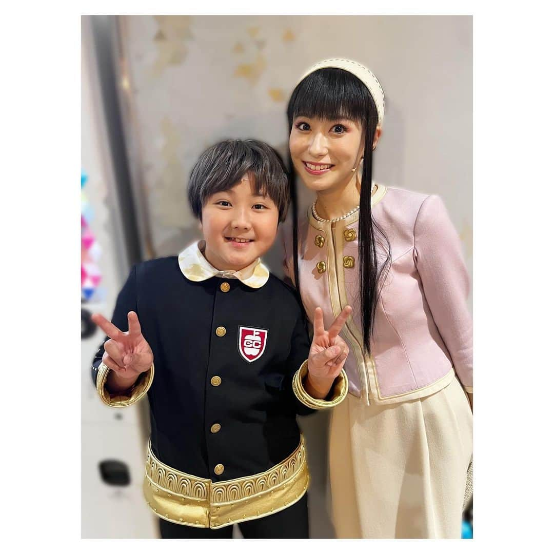 唯月ふうかさんのインスタグラム写真 - (唯月ふうかInstagram)「ミュージカル「SPY×FAMILY」 思い出写真🥜  1📸 ユーリ役の来夢くん!! 深く響くかっこいい歌声と、ぶっ飛んだ姿が迫力満点!! くるむんに関わる人みんなが「彼は良い人」って言っていて、本当に皆から愛されている人。 それって、凄いことだと思います。  弟だけど、いつも姉を助けてくれる頼れるお兄ちゃん的存在でもあるくるむん!!  沢山ありがとう☺️  2📸 ユーリ役の翼くん!! チワワのような甘えん坊な弟、バッキバキダンスで狼のような弟、色んな姿を見せてくれた ばっさー！ 同じSTAYとして、ダンス踊れた事は本当に想い出になったよ😎 お稽古場から日々吸収する力が凄くて、沢山刺激を貰ってました。 これからも、ヒョンジンペンとして共に推していこう!!笑  3📸  少年ロイド役 吉之介くん!! ほんとうに賢い!!  とある日にとっても嬉しい言葉をくれて、私はその言葉で「もっと頑張ろう！」って思えたよ✨ きっちーくんが持ってるボキャブラリーが大人みたいだし、沢山色んな事を考えて少年ロイドに向き合っていて、毎回泣き声を聞いて胸が苦しくなってたよ!!  4📸  少年ロイド役 詠真くん!! スタイルが良い、顔が小さすぎ!! 初めて会った時びっくりしました!! いつも会ったら「バイバーイ！」って声掛けてくれて、癒されたなぁ🤭 えいまくん、唯一無二の声を持っていてすごく素敵だと思う。 お手紙大切にするね!!   5📸  男子児童役 空翔くん!! キラッキラのお目目で、本当に発光してるスカイくん🤩 スタバの好きな飲み物が同じだったり、いつも沢山話しかけてくれて、凄く楽しい時間でした!! あぁかわいい!! 毎回、ナイスドブでした!!笑 お手紙もありがとう!!  6📸  男子児童役 じゅんくん!! ふわふわしていて、純粋な心を持っているじゅんくん!! 毎回チャレンジする精神に、心の中で拍手してました👏 穏やかで、私達を優しい気持ちにさせてくれる人。 また共演したいです！って力強く言ってくれて、凄く嬉しかったなぁ。 また共演できる日を楽しみにしてるね!!  またまた長くなってしまいました!! 今回は弟役と、弟にしたい人達でお送りしました🤭笑 明日はフォージャー家編です🌹   #musical  #spyfamily   #ミュージカルspy   #ヨルフォージャー   #唯月ふうか」5月24日 21時02分 - fuka_yuduki