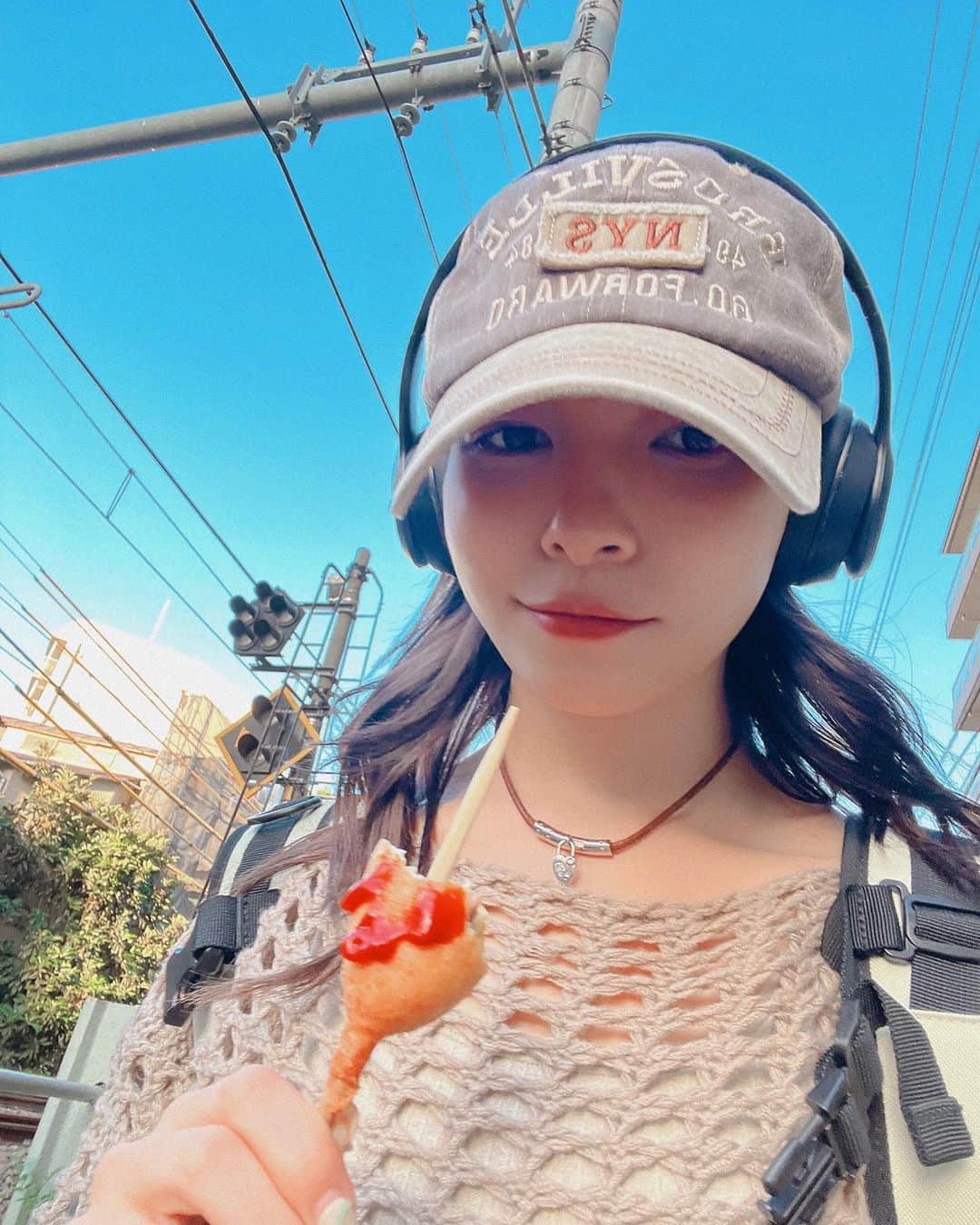 ジェニーのインスタグラム：「今日はいっぱい動いた🌷  そんな忙しい日々だけど たまには自分を甘やかさなきゃね🌱  ということでご褒美 アメリカンドッグの食べ歩き🐕🚶  皆にとってどんなことがご褒美？」