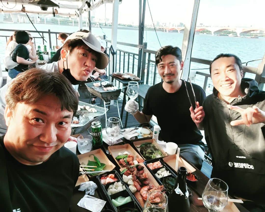 クァク・ジャヒョンさんのインスタグラム写真 (クァク・ジャヒョンInstagram)「덕수패 모임 한강모방캠핑고기집 분위기짱 맛짱