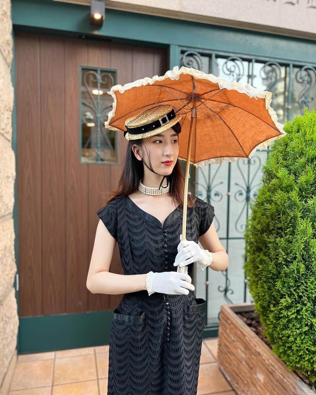NUTTY Vintage&Collectibleのインスタグラム：「👒NEW ARRIVAL👒  ▫︎50s straw hat：new! ▫︎50s little black dress：new!  ▫︎50s nylon gloves：new! ▫︎80s Pearl choker:new! ▫︎parasol (参考商品)  本日入荷の小振りなつばにヴェルヴェットとチュールがクラシカルな vintage hatをメインに小粋なリトルブラックドレスとパール、グローブを合わせたシックなスタイル。  styling:michiko  ┈┈┈┈┈┈┈┈┈┈┈┈┈┈┈┈┈ 【NUTTY通販について】 ⚫︎SNS掲載商品は通販可能です。お気軽にDMにてお問い合わせ下さい。 ⚫︎＜ONLINE STORE＞http://nutty.theshop.jp/ （プロフィールページURLよりアクセス出来ます） ┈┈┈┈┈┈┈┈┈┈┈┈┈┈┈┈┈  #nuttyvintage#vintage #vintagefashion#南堀江#1930s#1940s#1950s#1960s#1970s #1980s #80s #ヴィンテージ#Vintageblouse#1950sfashion#1960sshorts#lucite#lucitejewelry#Hawaiian#vintageHawaiian#whitestag#collectivejewelry #ootd #vintageootd #MaryPoppins #breakfastattiffanys #LBD」