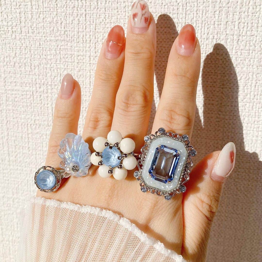 Fukiko-マルベリコのインスタグラム：「ブルーカラーの指輪たち🛁💙💠💍  SummerCollectionの指輪の中で、ブルーの色味のリングを手につけてみました✨」