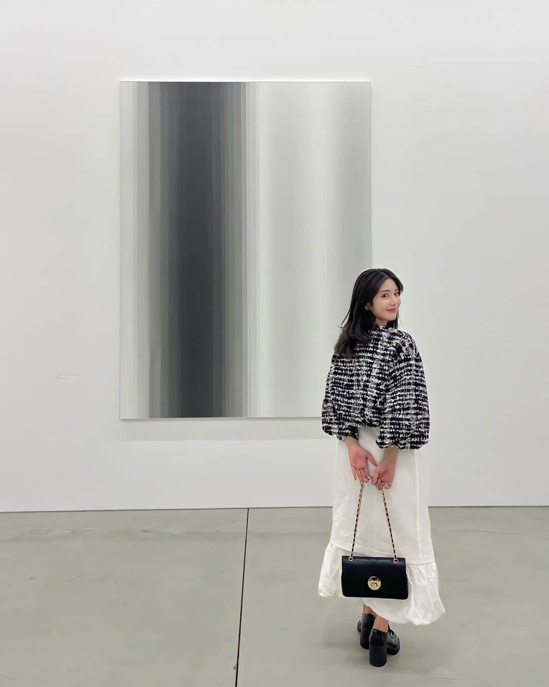 一木美里のインスタグラム：「想像力を掻き立てられて、ヒーリングを受けて心が浄化されるようなEUGENEさんのアート、とても素敵でいつまでも眺めていたい気持ちになります🤍  来週から天王洲Maki Galleryで個展が始まります。昨年の東京現代美術館に続き、今回もすごく人気そう✨ 美しく一瞬も同じ姿を見せないキラキラに、生演奏の音楽のようなときめきを感じました❤︎  EUGENE STUDIO /  Eugene Kangawa: 想像の力 Part 1/3   📍天王洲  @maki_gallery_tokyo  📅2023.06.02（金）－08.05（土）  #EUGENESTUDIO #EugeneKangawa #art#tokyoart#artmuseum#東京アート#GoldRain#LightandShadowinsideme」