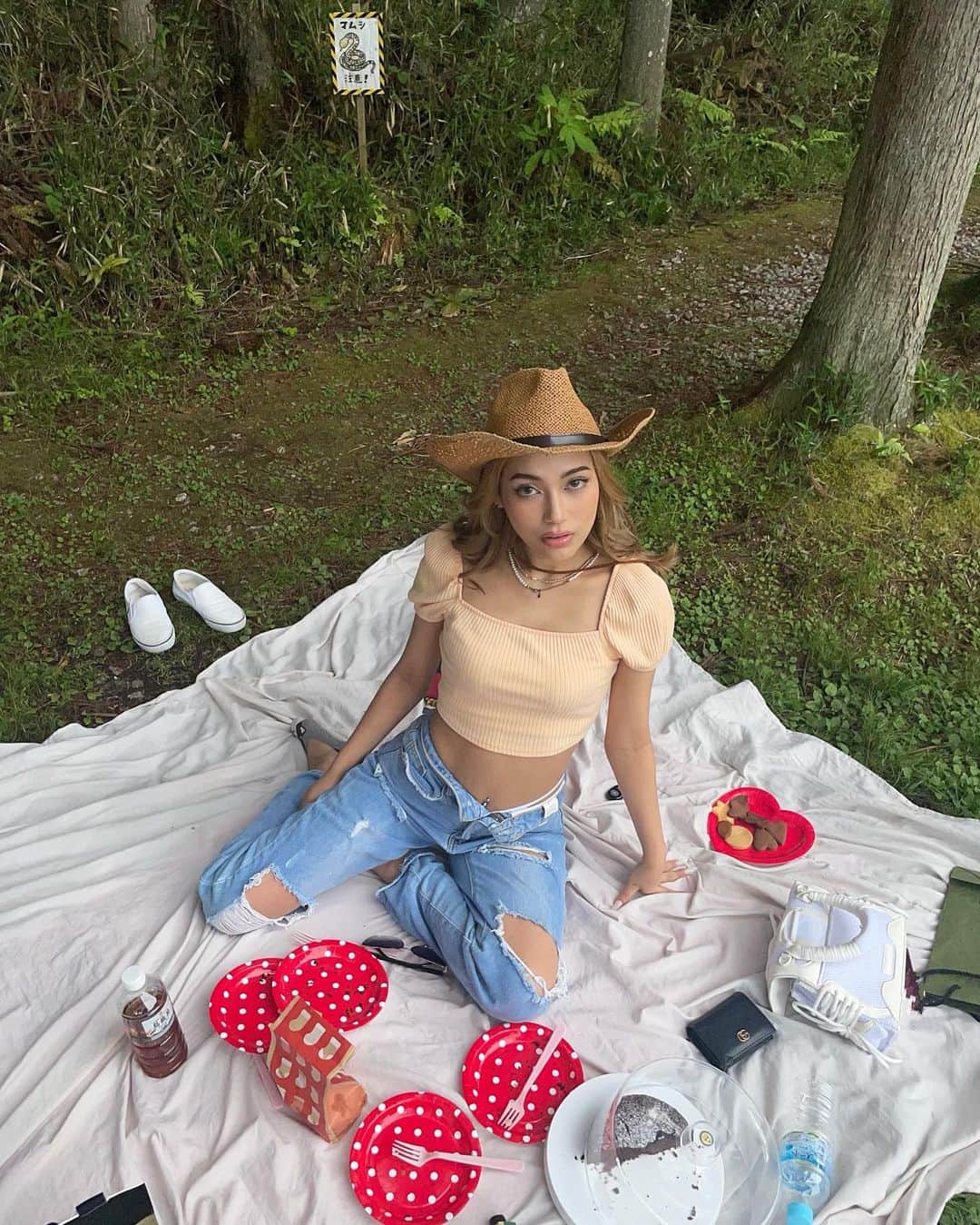 えまぽち(穂波エマ)のインスタグラム：「マムシいたぞ！金運アップ！🤑  おじさんが玉ねぎくれた🧅😍 だいすきなメンバーとピクニックできて幸せ🫶🏽  #玉ねぎおおきに♡ #👴🏼 #fyp」