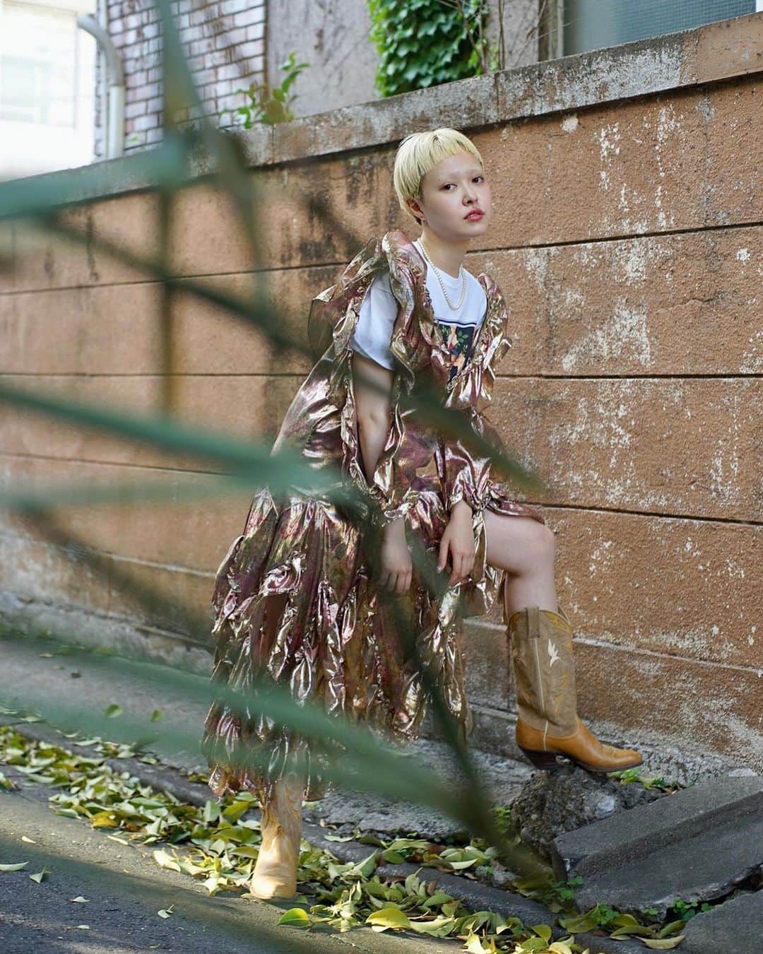 PUNK CAKEのインスタグラム：「⭐️NEW ARRIVAL⭐️ ☑︎ Gold flower fringe design dress【SOLD】 ☑︎ Frida Kahlo T-shirt white【SOLD】  Now on sale ➡︎ ONLINE STORE   PUNK CAKE POP-UP 5/27(土)〜6/2(金)  学大高架下Market出店　 6/3(土).4(日)  model / @momooka_koyoi」