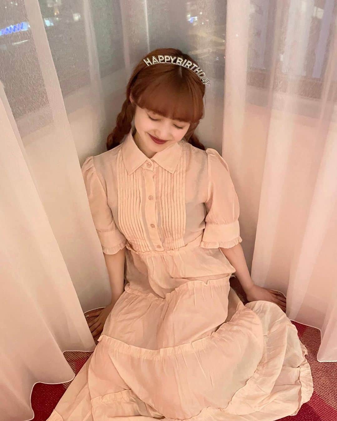 河﨑莉奈のインスタグラム：「27歳になりました🎂🎀🩷  今年もよろしくお願いします☺️  👗　@gigi_viora_official」