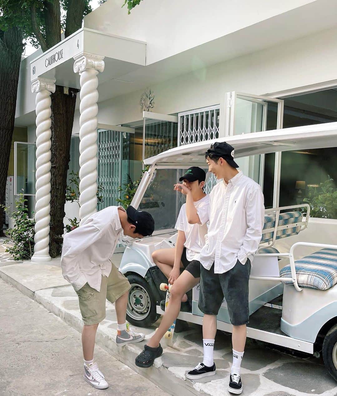 チェジン のインスタグラム：「The beach club from califhouse 🏝️ With my bros」