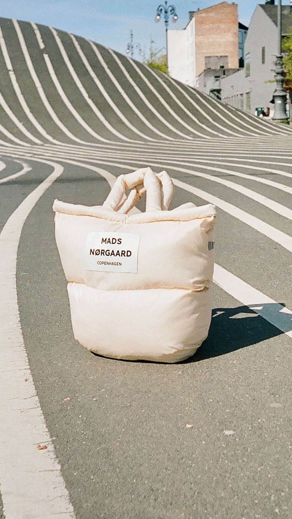 マッツノーガードのインスタグラム：「The Pillow Bag has arrived in new and fresh tones for the summer season ☀️ find the bag in the product link below!」