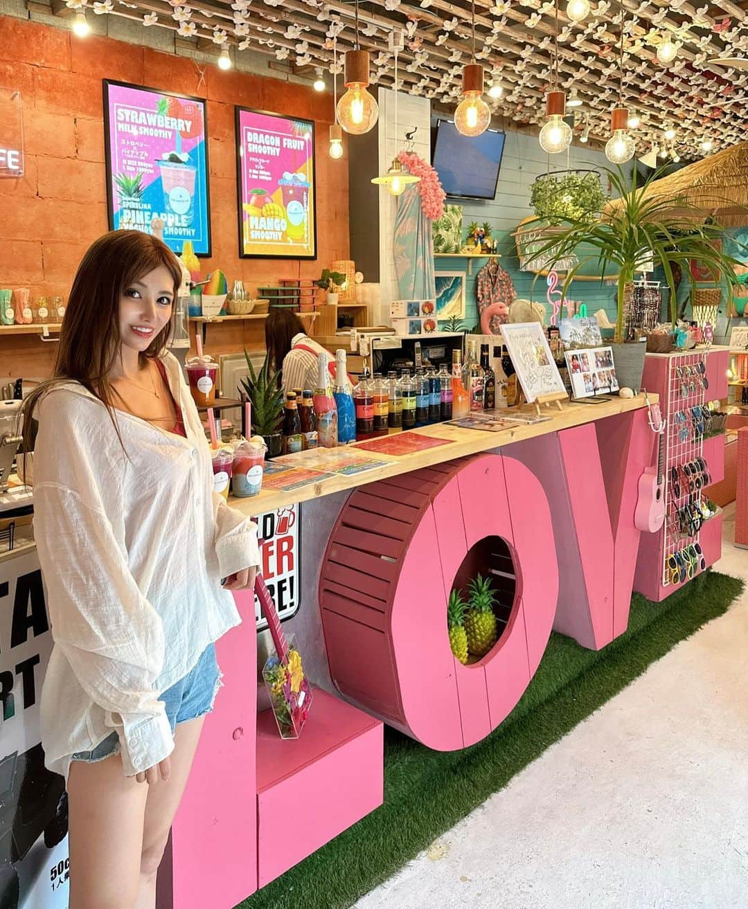 AIのインスタグラム：「行きたいと思ってたカフェが違うお店に変わってたけど、入り口にあるLOVEはそのままあった🩷 ＊ ＊ 新しいピンクマリンカフェもハワイアンテイストで可愛かった🌺  #gw  #gw旅行 #沖縄 #沖縄旅行 #沖縄カフェ #カフェ #沖縄お洒落カフェ #ピンクマリンカフェ #恩納村 #恩納村カフェ」