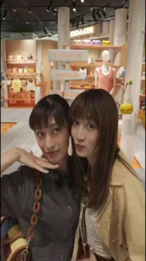 ヨンアのインスタグラム：「コーチ ポップアップ ストア “On the Pier” に遊びに行ってきました🩵🧡💛 優とのライブはとっても楽しかったです😍  期間:5月24日(水)~ 5月30日(火)  営業時間:10:00~20:00  ※都合により変更になる場合がございます 。 会場:伊勢丹新宿店 本館1階 ザ・ステージ  @coach_japan @yu_yamada_ @isetan_shinjuku  #CoachJapan #伊勢丹新宿店」