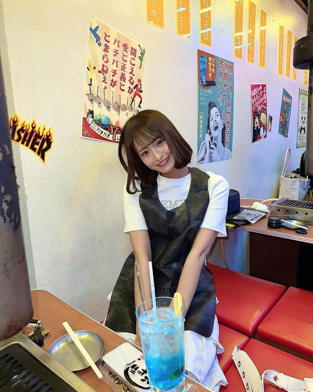 清水里香のインスタグラム：「⁡ ⁡ 美味しかった🍖 ⁡ 明日5/25(木)からオープンする "大阪焼肉・ホルモンふたご"の新店舗の レセプションイベントに行ってきました！ ⁡ ⁡ 人生初ふたご！ ⁡ 話題の"スマホ断食サワー" ご飯中携帯いじらないようにライトをつけて携帯を　 グラスの下に置いて映えさせてお酒を飲む！ ぶっとびすぎてて最高🤣👍🏻 ⁡ ⁡ メニューは映え映えMAXなのに びっくりするくらい美味しかった😋 ⁡ そして店内もネオンだらけで めっちゃ可愛かったよ💞⚡️ ⁡ ⁡ #ネオふたご #ふたご道玄坂 #スマホ断食サワー #焼肉 #ホルモン #渋谷 #道玄坂 #渋谷グルメ」