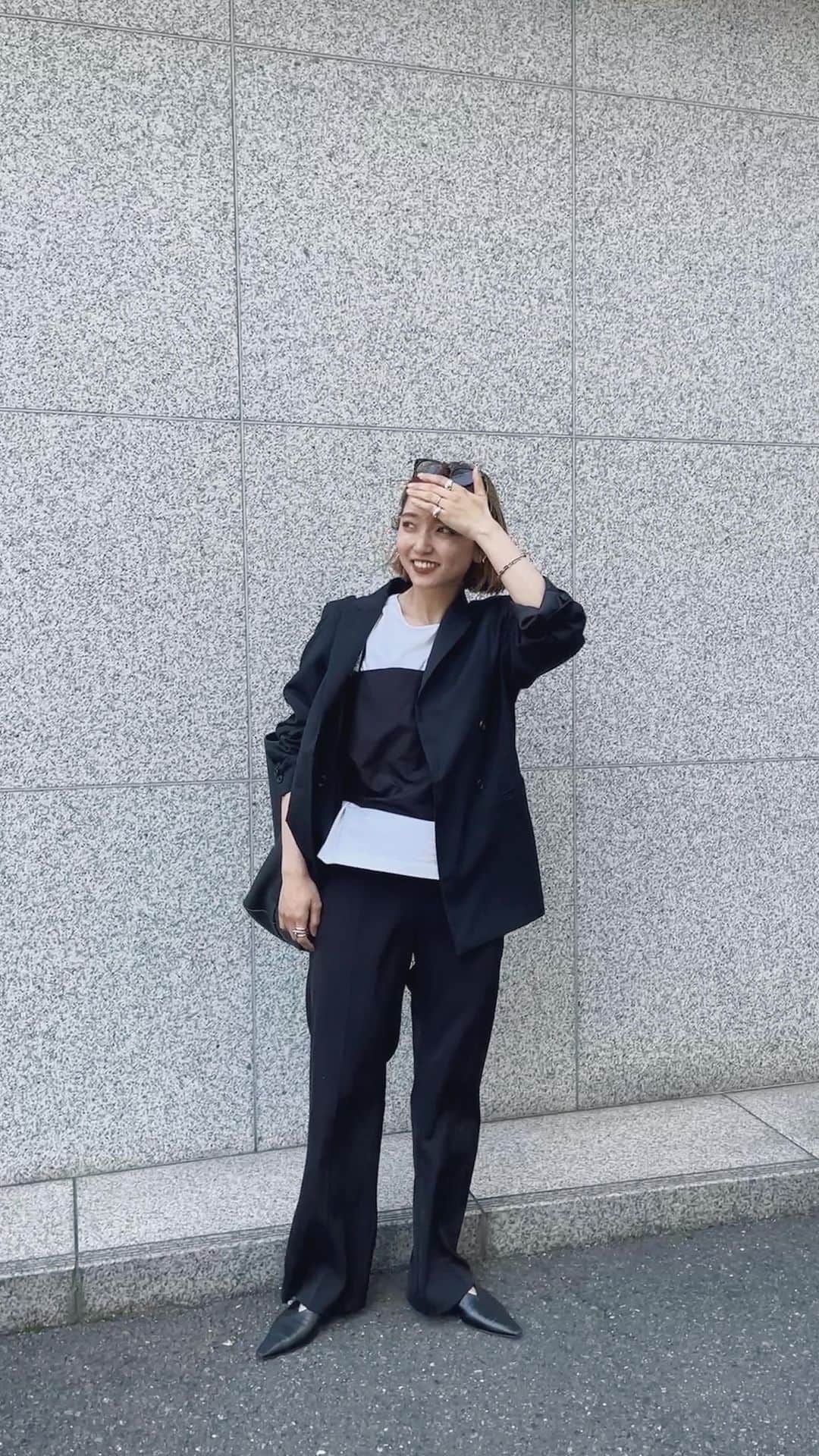 かんだまのインスタグラム：「ここ最近は週4でジャケット。中は白黒でシンプルにみえて実は金太郎スタイル☺︎シューズも週4でこれ。シンプルコーデは程よくエッジをプラスすると満足度上がるよね🤤  ジャケット @marw_unitedarrows_official  トップス @aton_tokyo  ビスチェ @h_beautyandyouth  ボトム　@marw_unitedarrows_official  シューズ @odetteeodile @marw_unitedarrows_official  バッグ @therow   #marwunitedarrows #therow #aton #h_beautyandyouth #モノトーンコーデ #通勤コーデ #ジャケットコーデ #ワーママコーデ #ママコーデ #だま服」