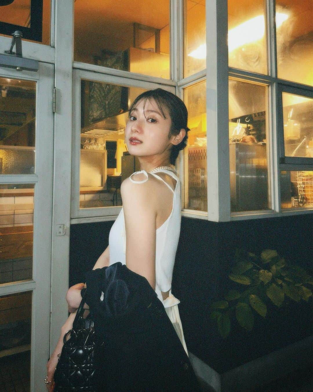 齊藤英里さんのインスタグラム写真 - (齊藤英里Instagram)「素敵ディナーは、 少しおめかしコーデで行きました🤍🖤 るなちゃんからの素敵なプレゼントも。 早速愛用してるぞ〜」5月24日 21時22分 - erisaito.official