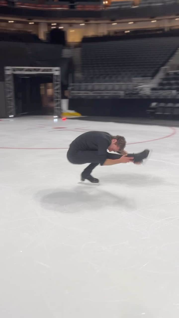 ジェイソン・ブラウンのインスタグラム：「🌧️🌧️🌧️ @climatepledgearena   An arena where rainwater is used to create the ice… how cool is that! 😍  🎥: @loenahendrickx   #climatepledgearena #seattle #washington #usa #starsonice #soi2023 #skating #figureskating #iceskating #show #iceshow #tour @starsonice #spin #spinning #dizzy」
