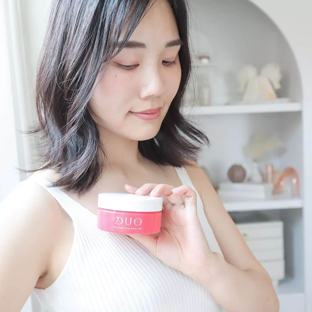 Eri Satoのインスタグラム：「【DUOクレンジングバームホット】 · 言わずと知れたクレンジングバームのDUO。 美容皮膚科医さんのYouTubeで おすすめで紹介されてるのを見て 久しぶりに使ってみたけど、 温感があるしなめらかでメイクなじみ抜群✨ · 暑くなってきたけど、ホット系クレンジングも意外といい感じです！ カーッと熱くなる感じじゃなくて じんわりなとこが好き◎ · マッサージできちゃうぐらいとろけるので、肌への負担も少ないよ！ 精油の香りも良くてリラックスできちゃいます🥰 · 潤いを取りすぎないので、洗顔後もつっぱりにくい✨ さすがDUOだよね🤭💞 メイク落とし動画も載せてるからスクロールして見てみてね🤭 · · #DUO #デュオ #DUOホット #クレンジングバーム #クレンジング #気持ちいい #マッサージ#いい香り#さとえりスタイリング#PR」