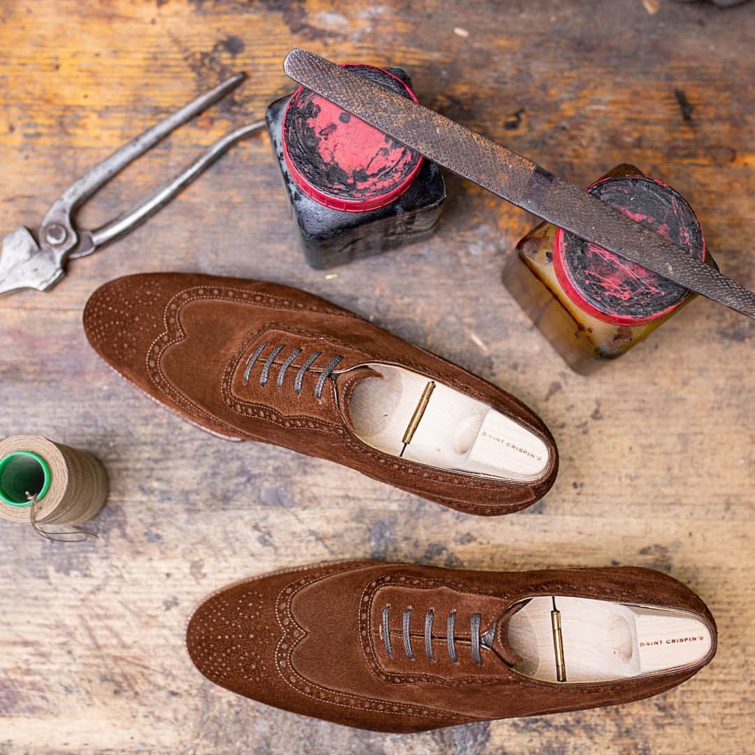 サンクリスピンさんのインスタグラム写真 - (サンクリスピンInstagram)「Summer is here, and so it is time to join the suede brigade!​​​​​​​​​ Discover our collection of suede shoes online - like these, our long-winged full brogued oxfords (model 105).  #shoes #handmadeshoes #madetoorder #mtoshoes #bespokeshoes #handwelted #shoeporn #madebyhand #shoestagram #agentlemanschoice #onlyforgentlemen」5月24日 21時31分 - saintcrispins