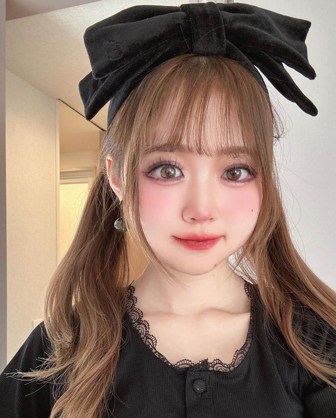 ほのぴすさんのインスタグラム写真 - (ほのぴすInstagram)「クロミちゃんメイクをしてみました😈🖤🖤  詳しいやり方や使っているコスメはリールにアップしたから見てみてねえええ！  @pinkbear__official のクロミコラボパレットが中国に売ってて買ってきてやったのに〜🥹❤️❤️  マイメロパレットもゲットしたからそっちで今度はマイメロメイクしてみようかなと思ってる🎀🐰  なんかいつも〇〇風メイクやってたら徐々に上達してきた気がする笑  #マイメロ #マイメロディ #クロミ #クロミちゃん #マイメロネイル #クロミネイル #マイメロ #クロミメイク #マイメロメイク #地雷メイク #地雷系女子 #perfectdiary #pinkbear #epine #エピヌ」5月24日 21時26分 - noponopisu2