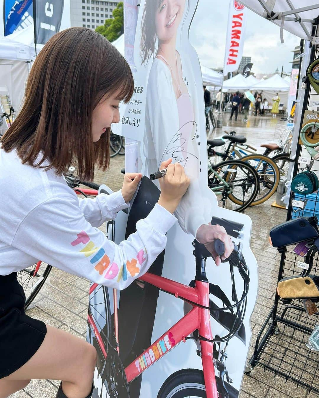 倉沢しえりさんのインスタグラム写真 - (倉沢しえりInstagram)「🚲🍒 等身大パネル第2号&倉沢オリジナルロンT *ˊᵕˋ*」5月24日 21時28分 - shieri.kurasawa.official