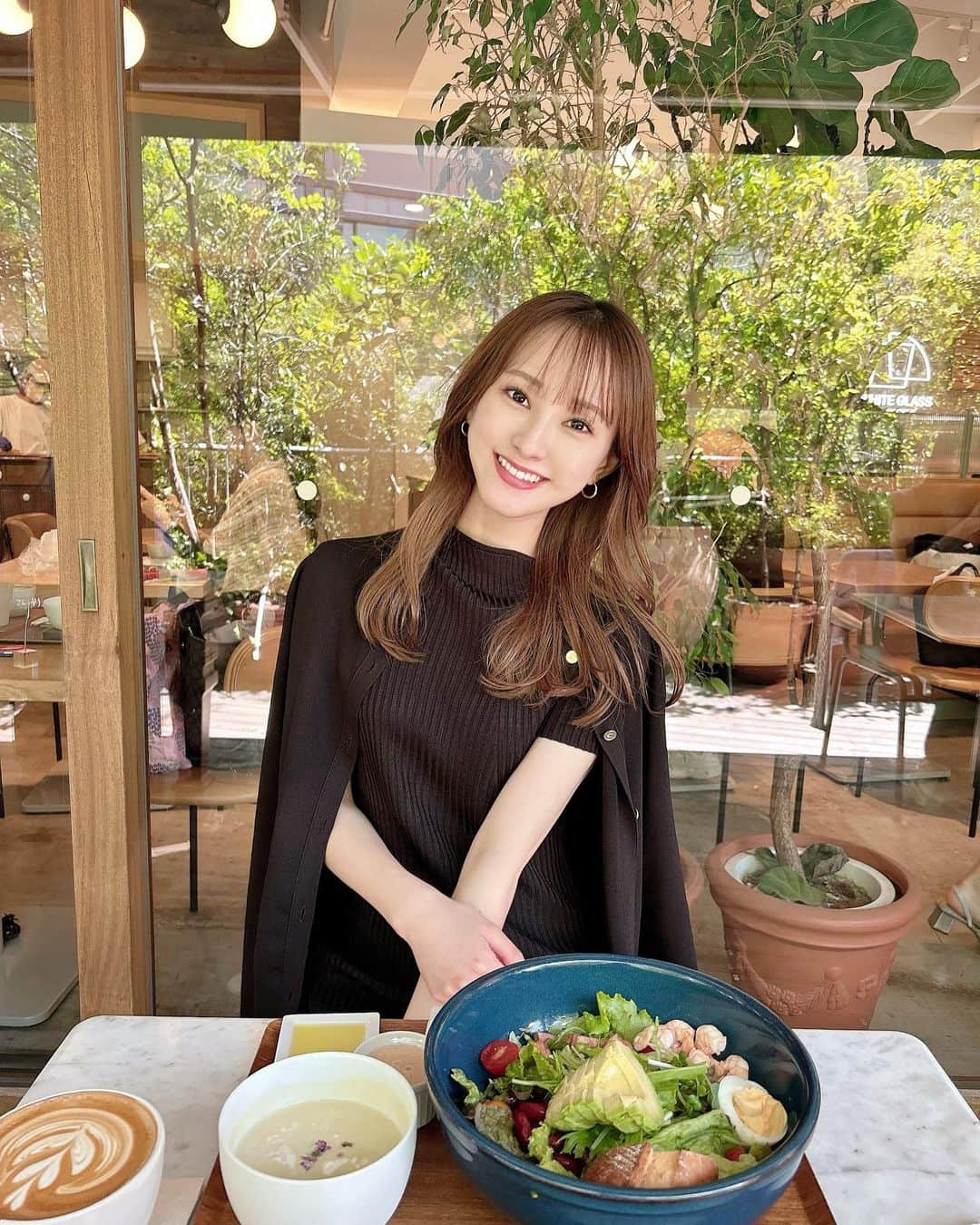 植木南央のインスタグラム：「久しぶりに外でランチできてるんるん🥗 髪伸びた☺️」